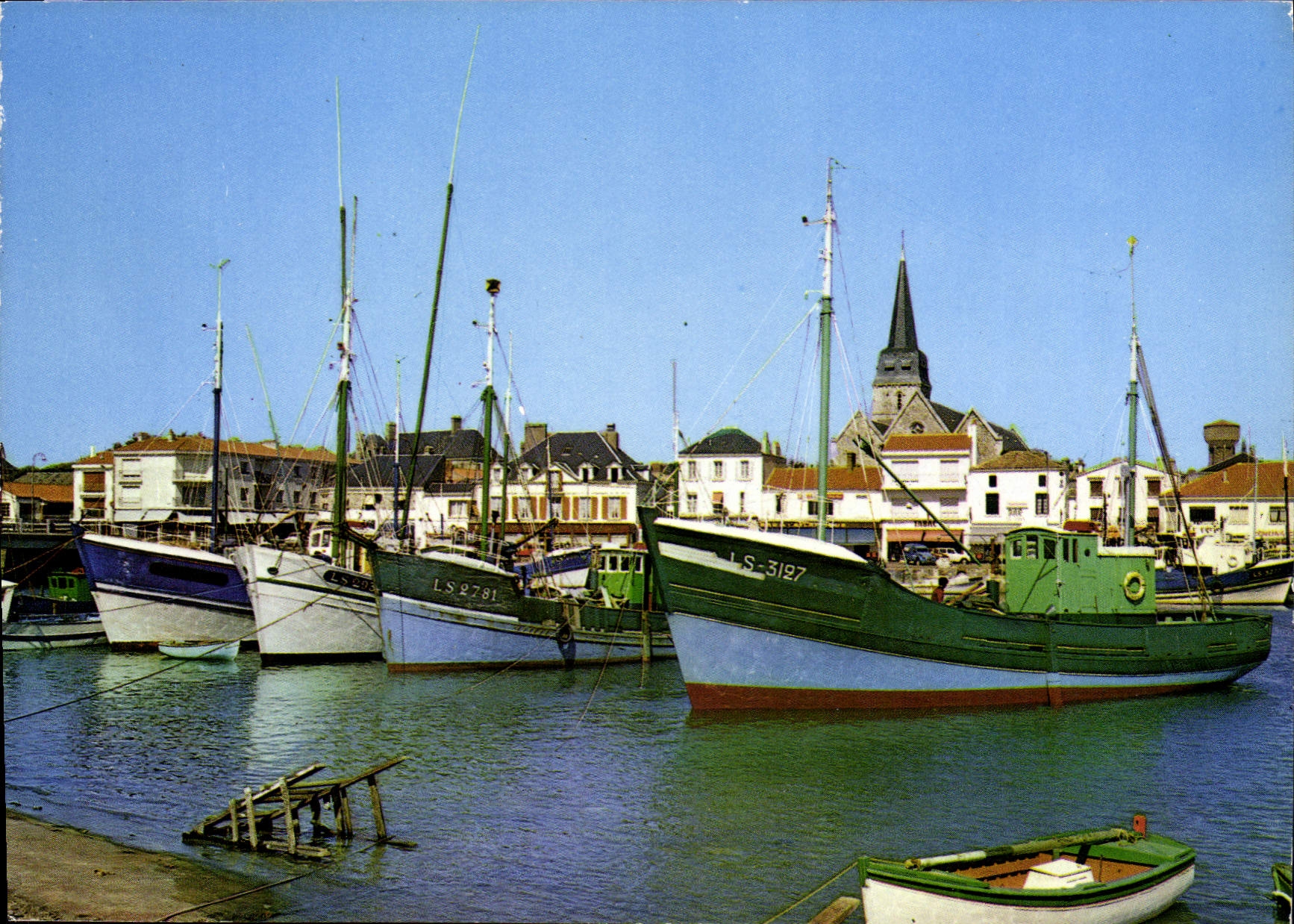 Port de Saint-Gilles-Croix-de-Vie — vue des bateaux et de l'église — Édition de l'Estande - Fromentine