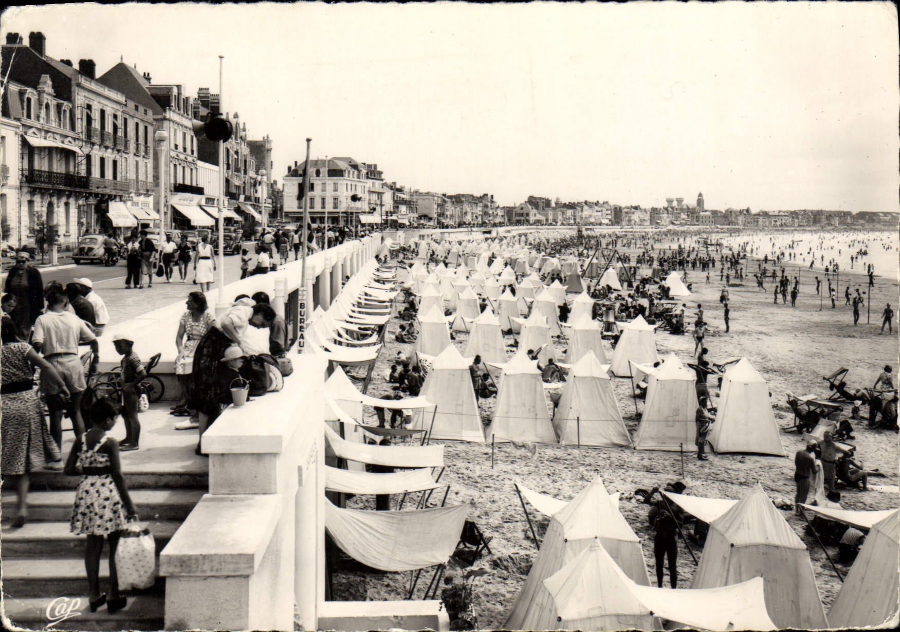Les Sables-d'Olonne — Plage et le Remblai vers les Pins — Cap