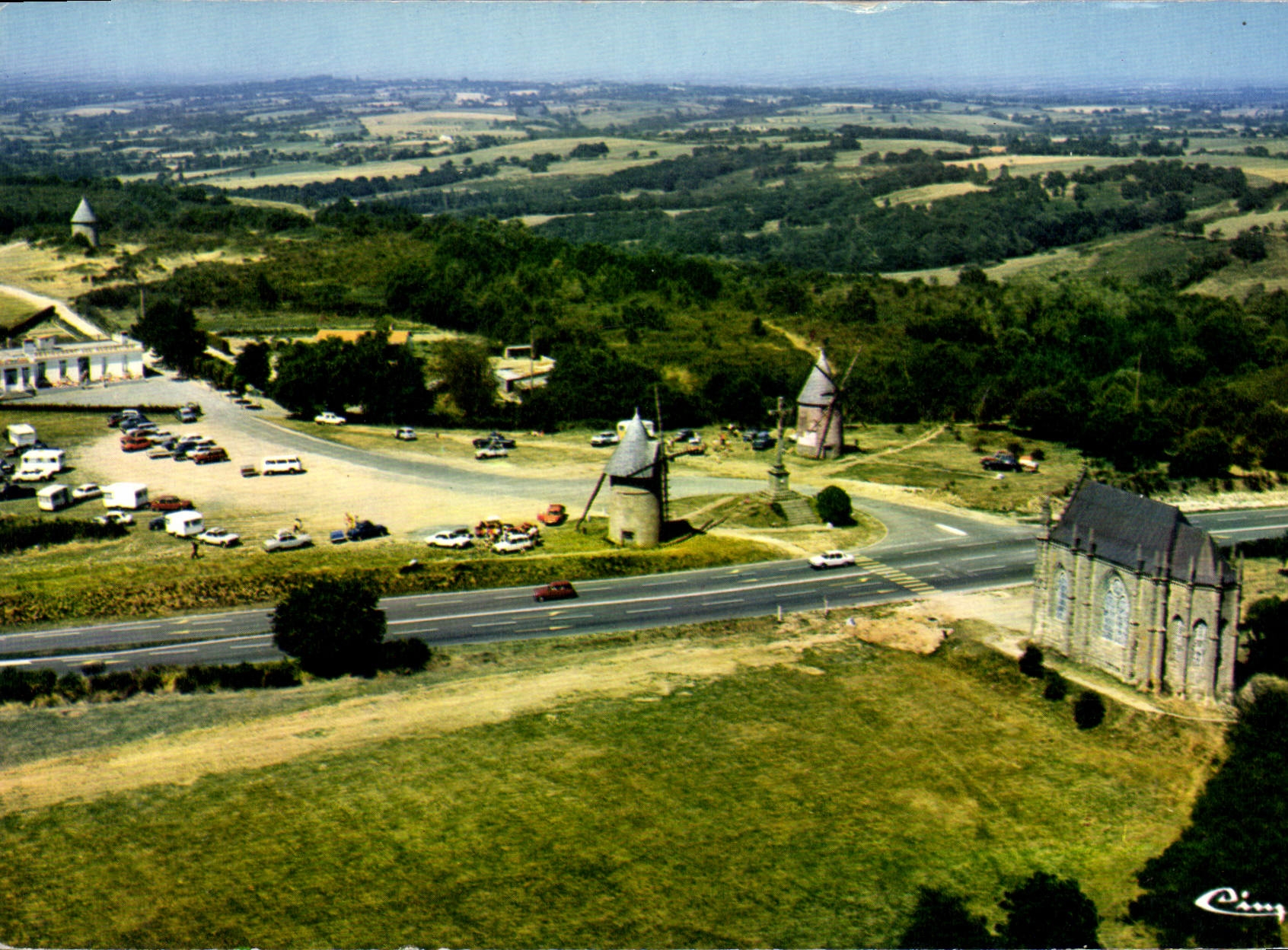 Environs d'Herbiers (Vendée) — Le Mont des Alouettes (alt. 231 m) — Vue aérienne — Imprimeur Combier, Mâcon