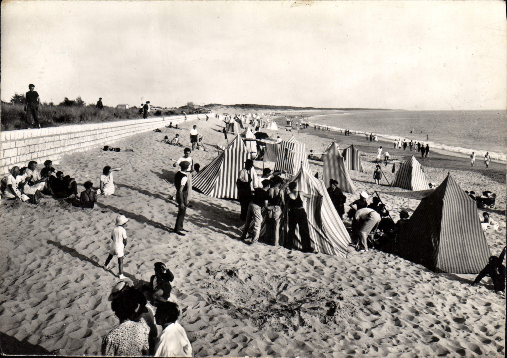 Plage de La Faute-sur-Océan — vue de la plage avec tentes rayées — Éditions Artistiques Raymond Bergevin, La Rochelle