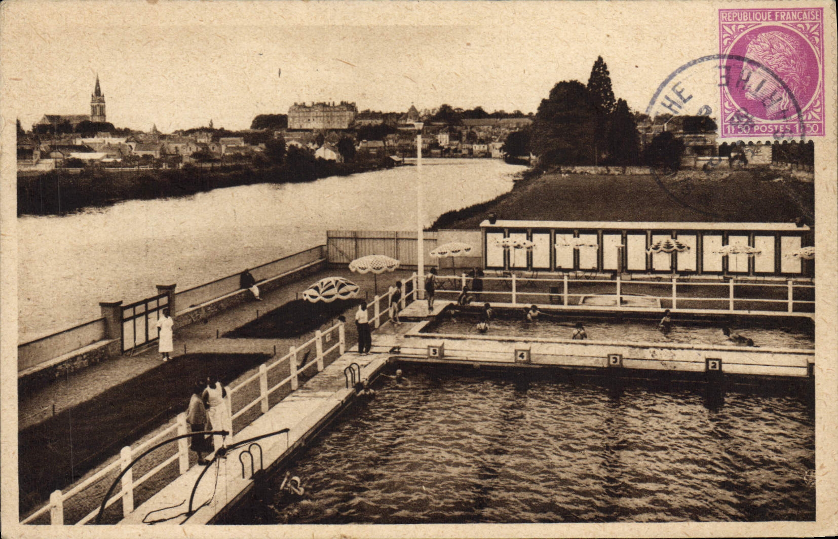 CPA Sable Sarthe La Piscine et vue sur la Ville 