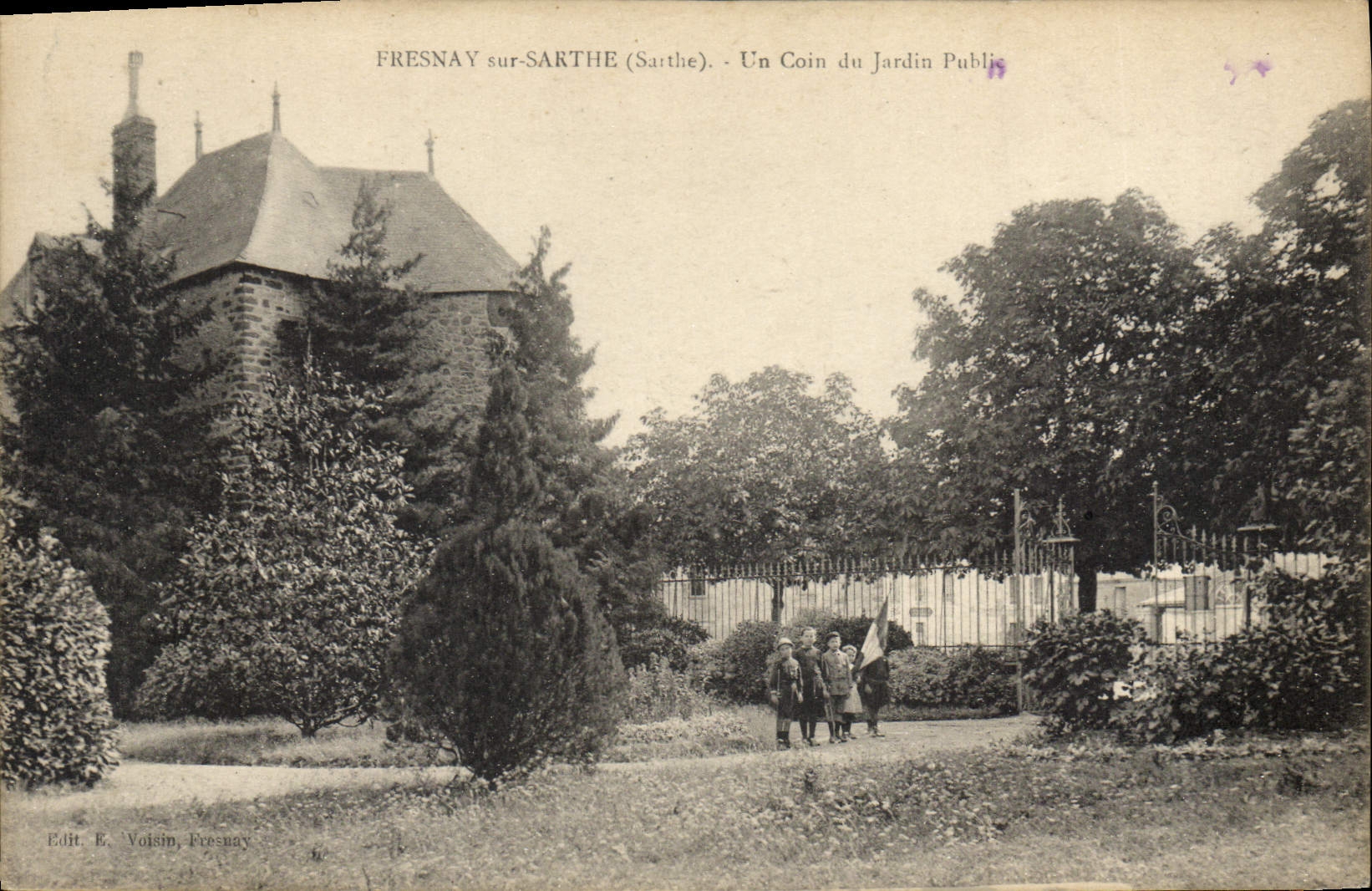 CPA Fresnay sur Sarthe Un coin du Jardin Public 