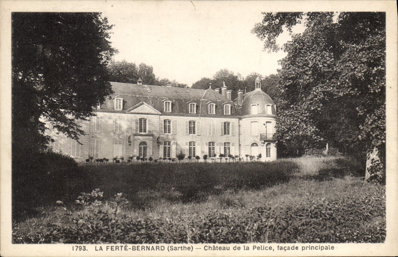 CPA La Ferte Bernard Sarthe Chateau de la Pelice facade principale 