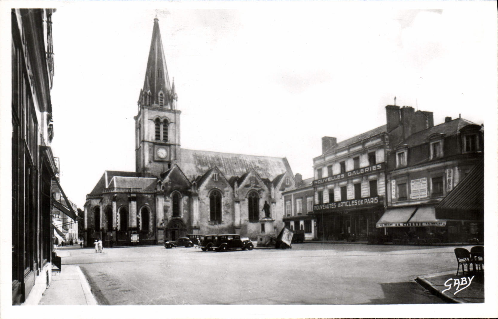 CPA La Fleche Sarthe Place Henry IV Eglise St Thomas 