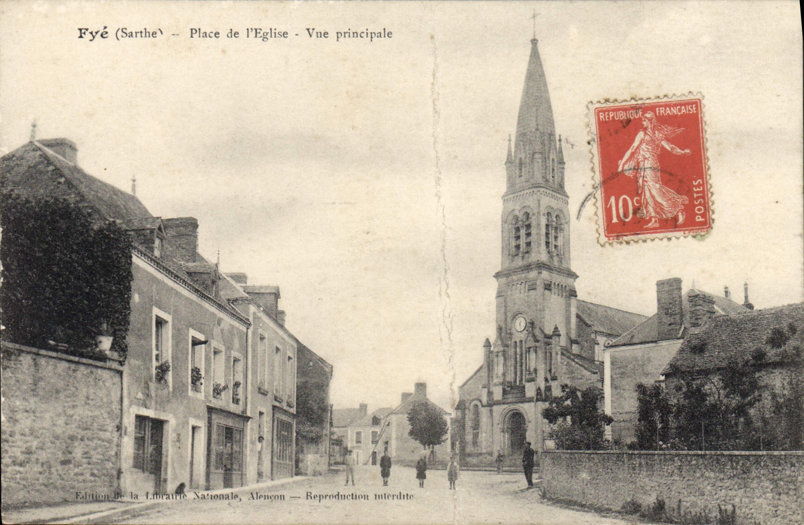 CPA Fye Sarthe Place de l'Eglise Vue principale 