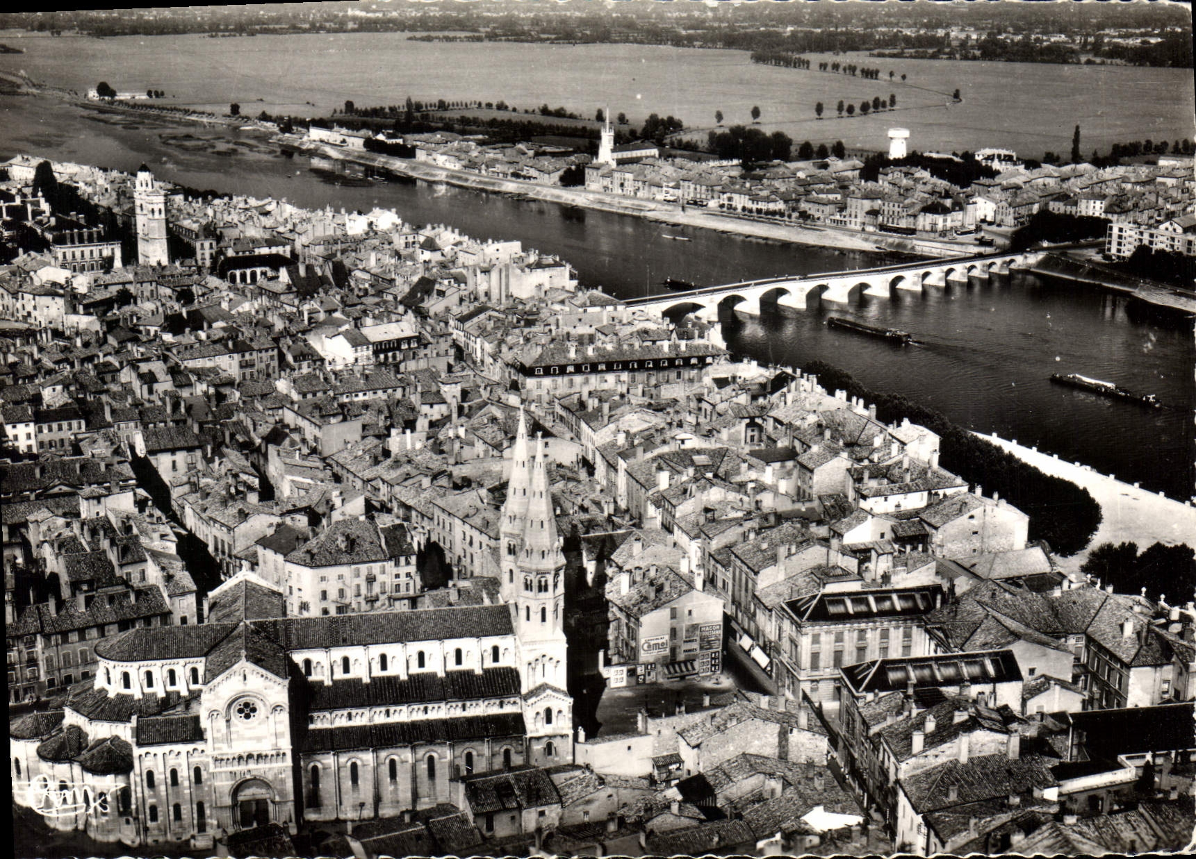 Mâcon — Vue aérienne — Église Saint-Pierre, la Saône, St-Laurent et la Bresse — Éditions Aériennes COMBIER