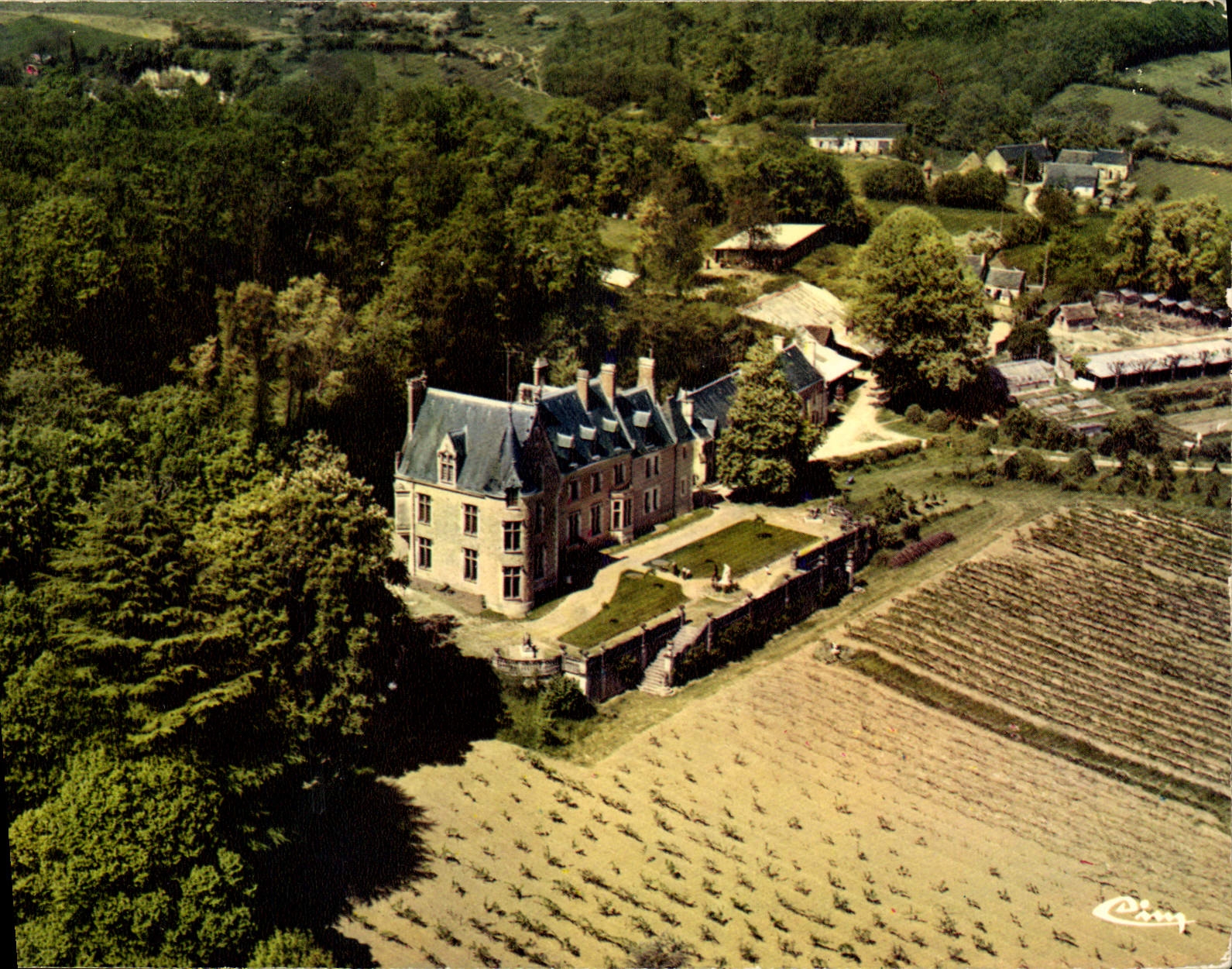 BESSE-sur-BRAYE (Sarthe) — Vue aérienne Château de Glatigny
