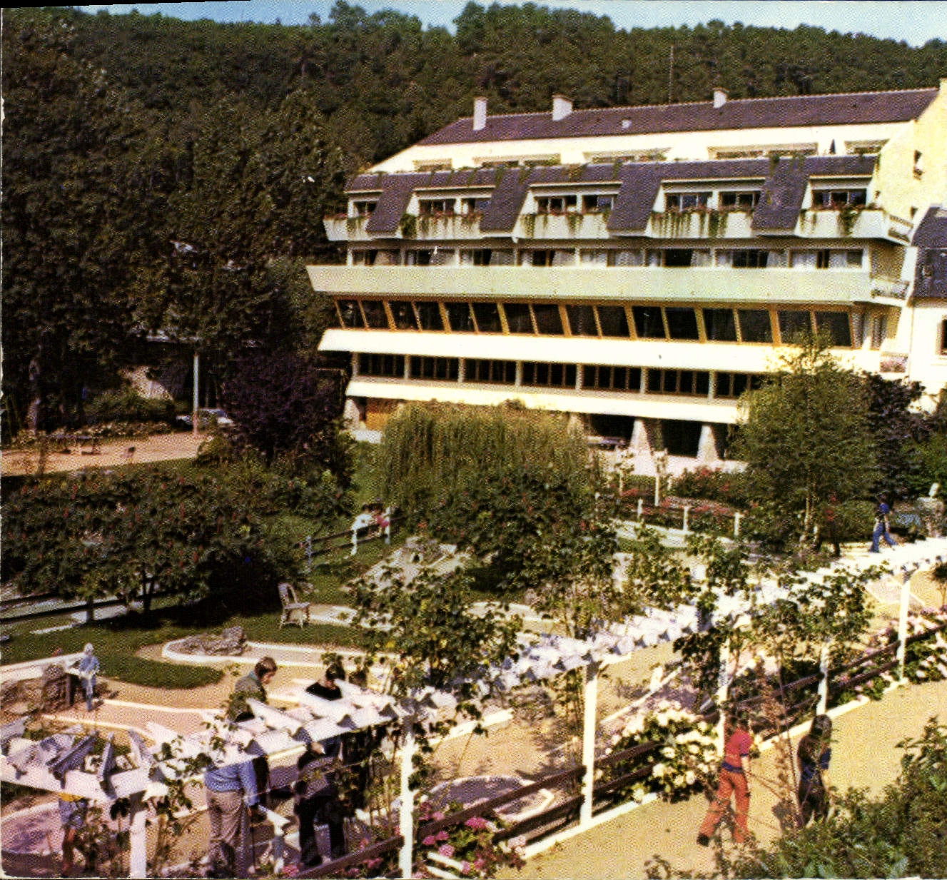 St Léonard des Bois (Sarthe) — View of the Miniature Golf at Touring Hotel — Éditions JIPE