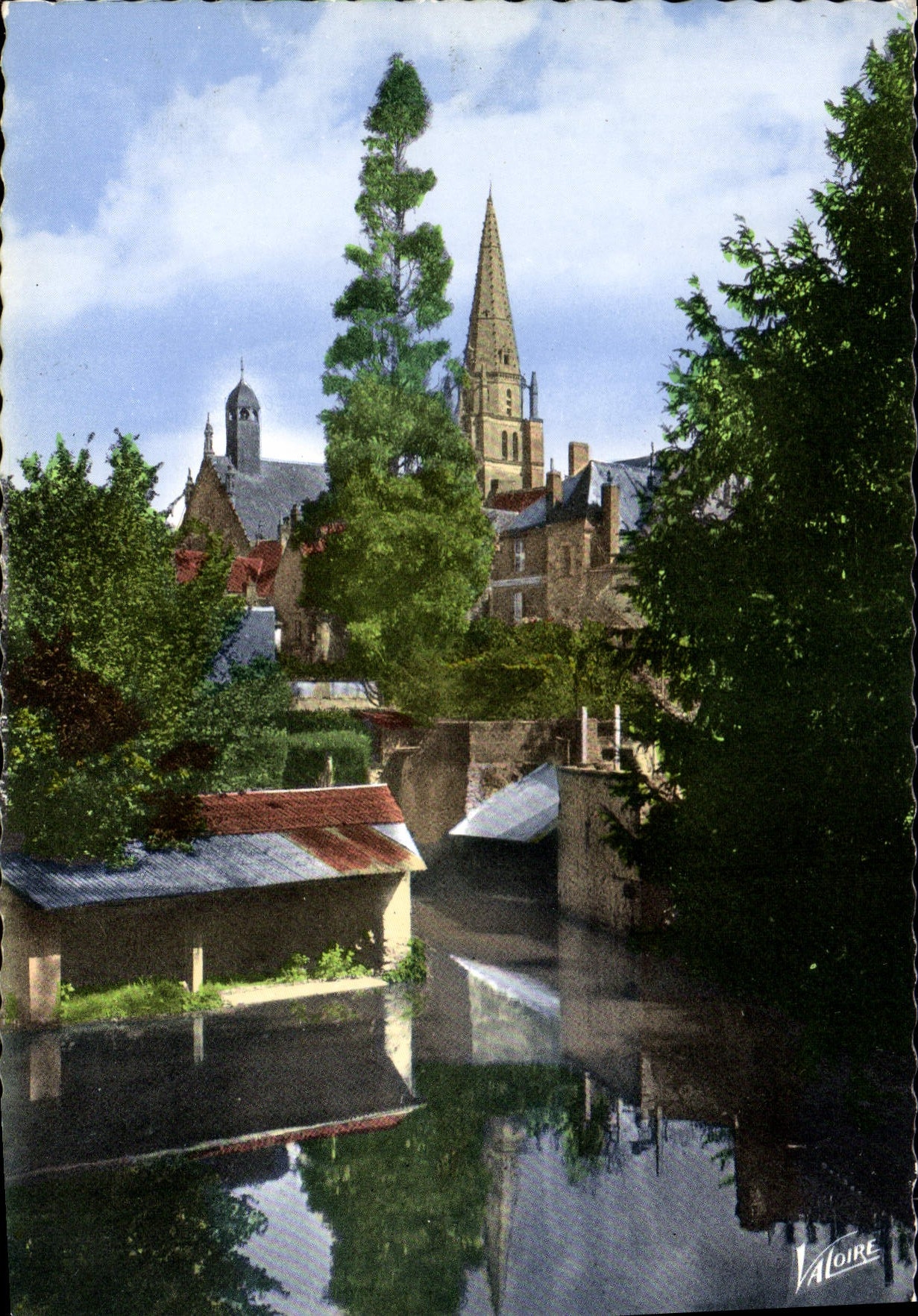 CPSM Saint Calais Sarthe Les quais de l'Anille au fond l'eglise Notre Dame 