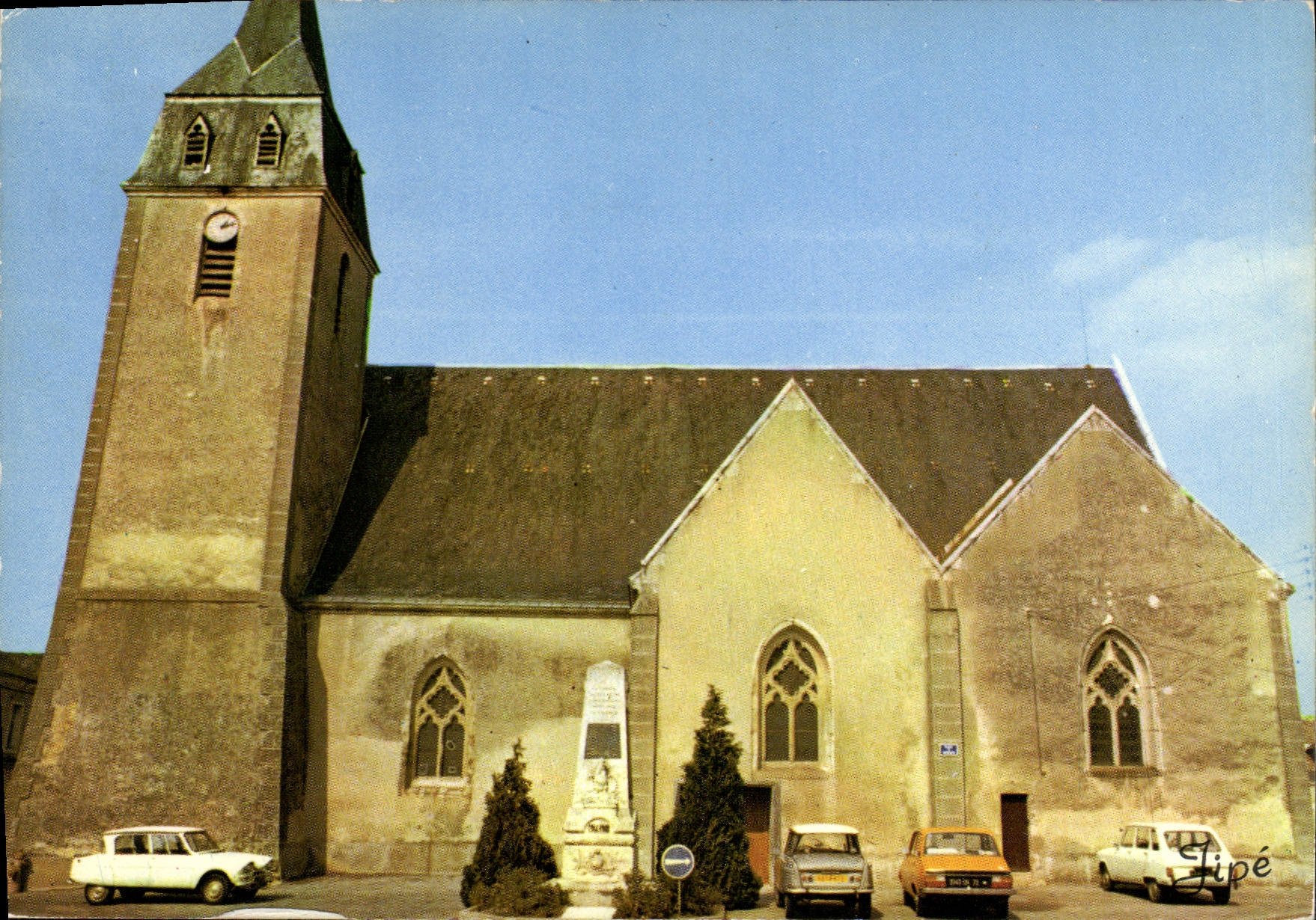 Église de Teloche — vue de l'édifice avec monument commémoratif — Éditions Jipé