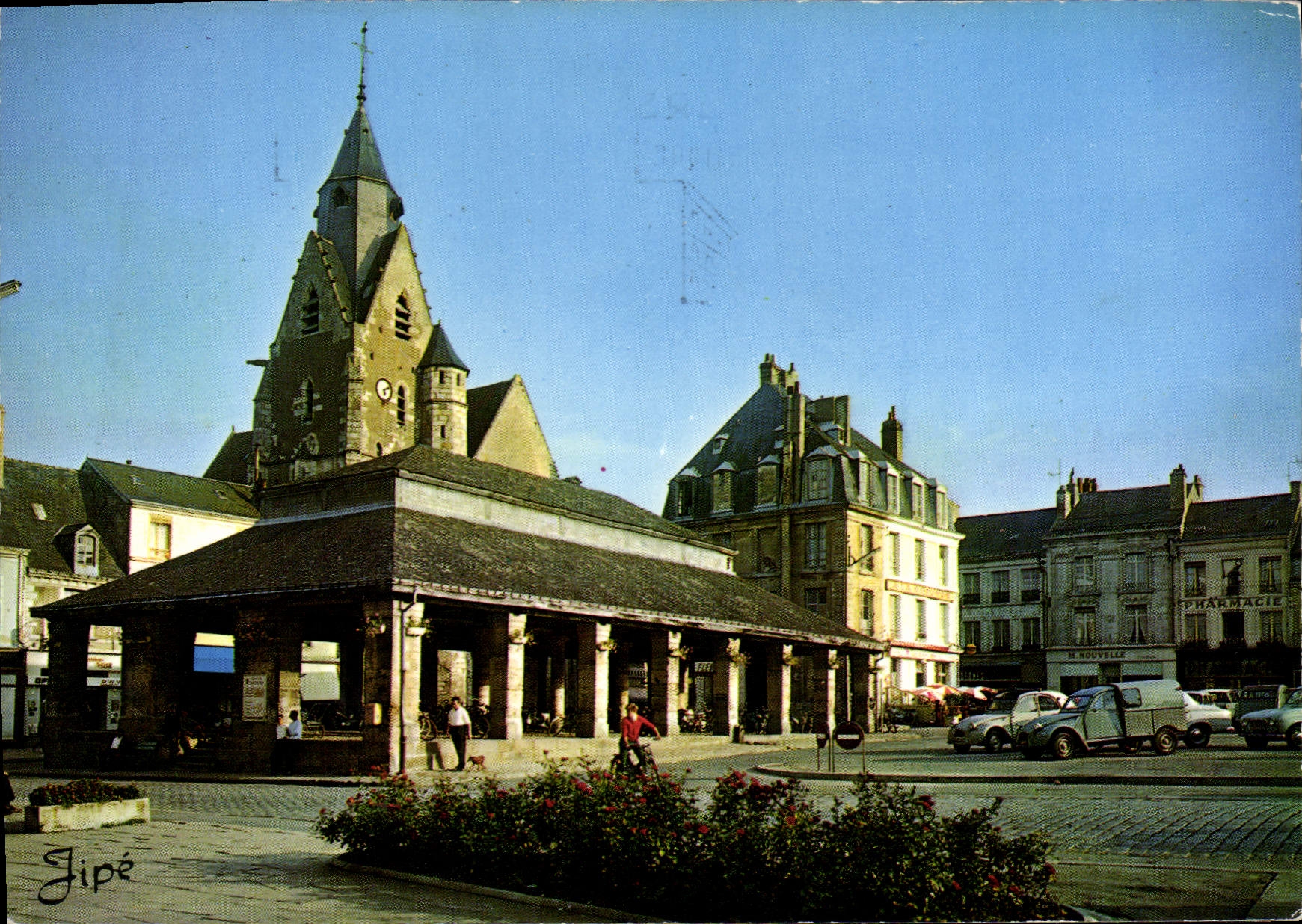 CPSM Mamers Place Carnot les Vieilles Halles et l'eglise Saint Nicolas 