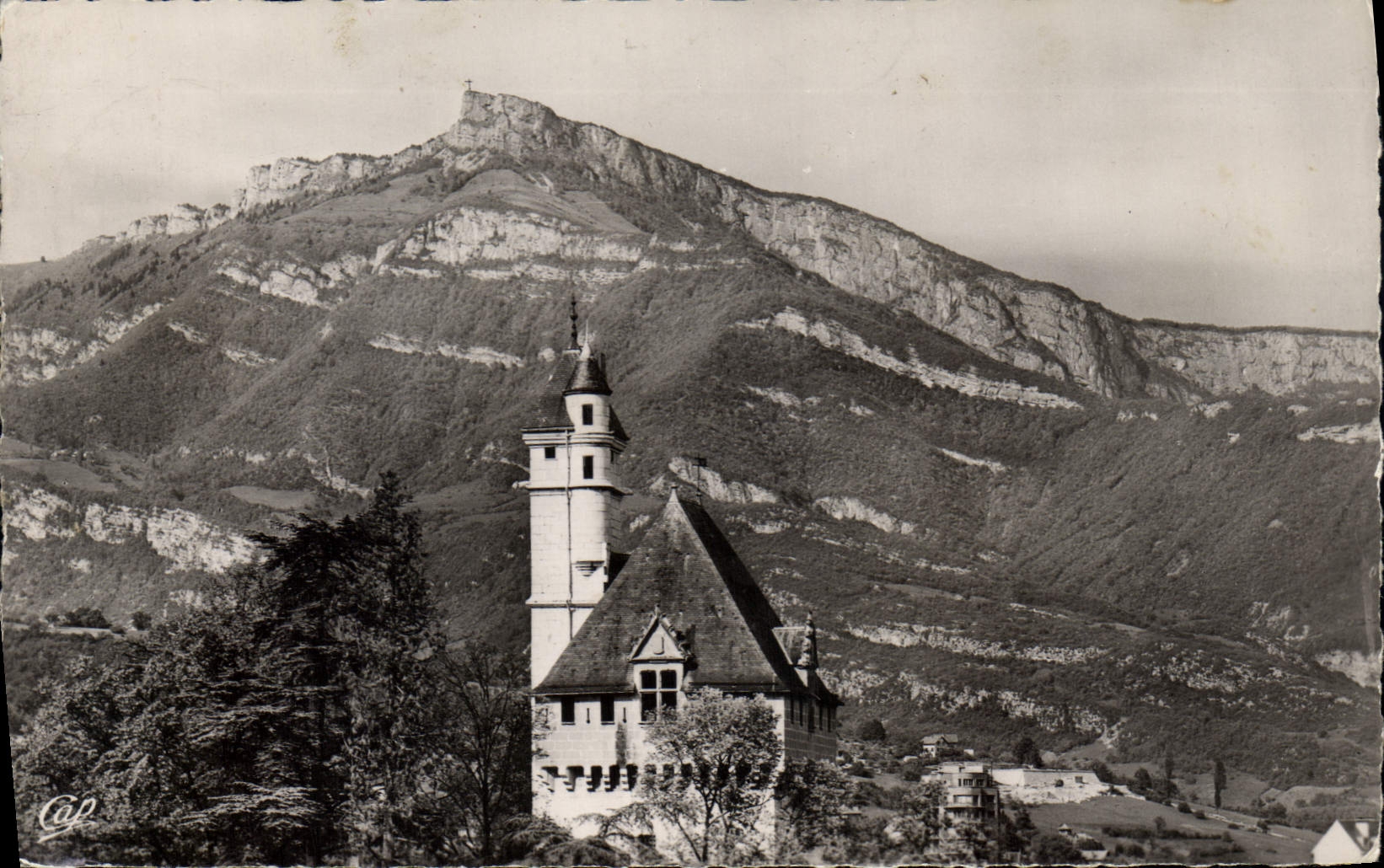 Chambery — La Tour du Château et le Nivolet (1553 m.) — Réal-Photo