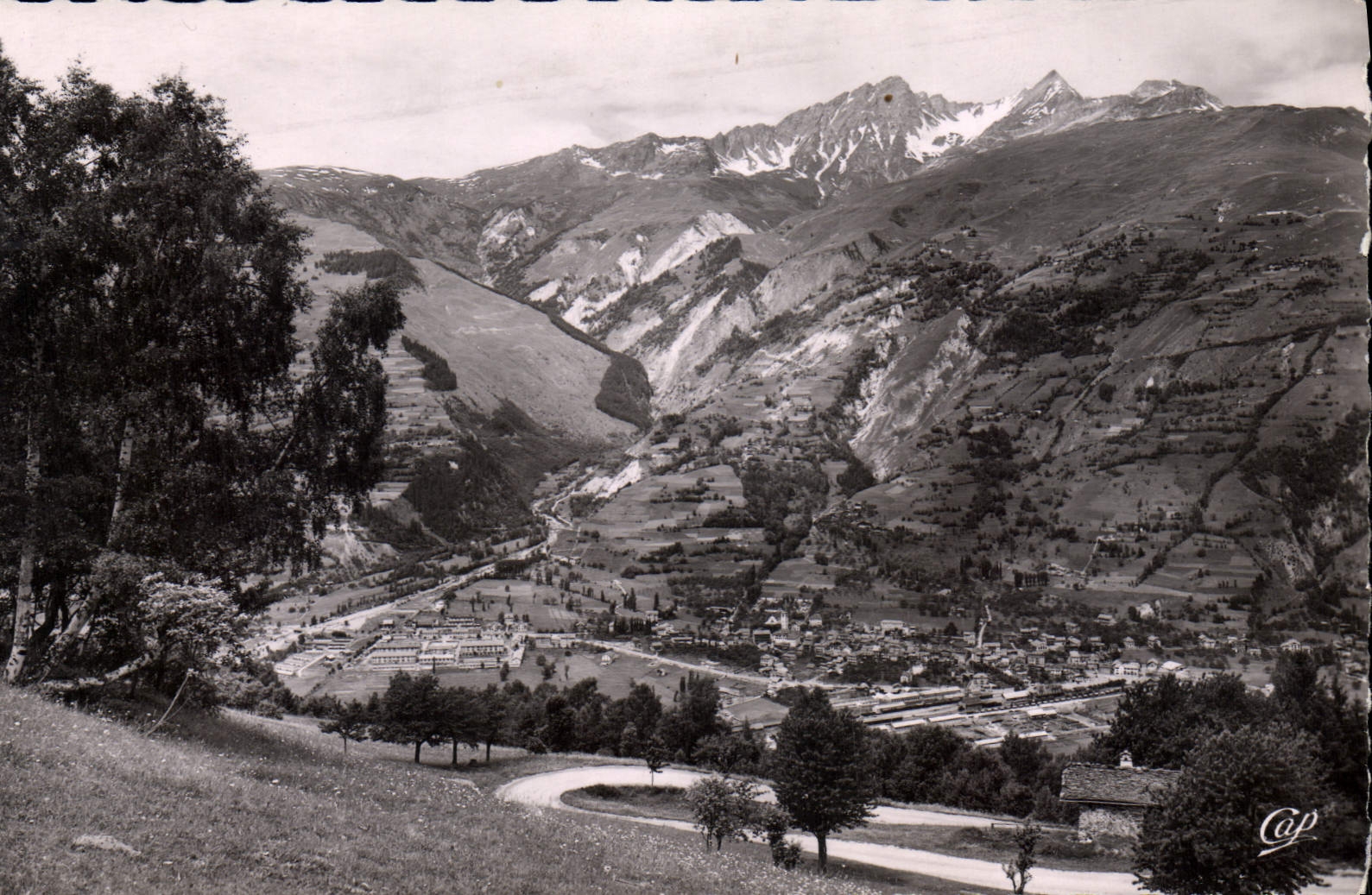 CPA Bourg St Maurice vue generale et les casernes 