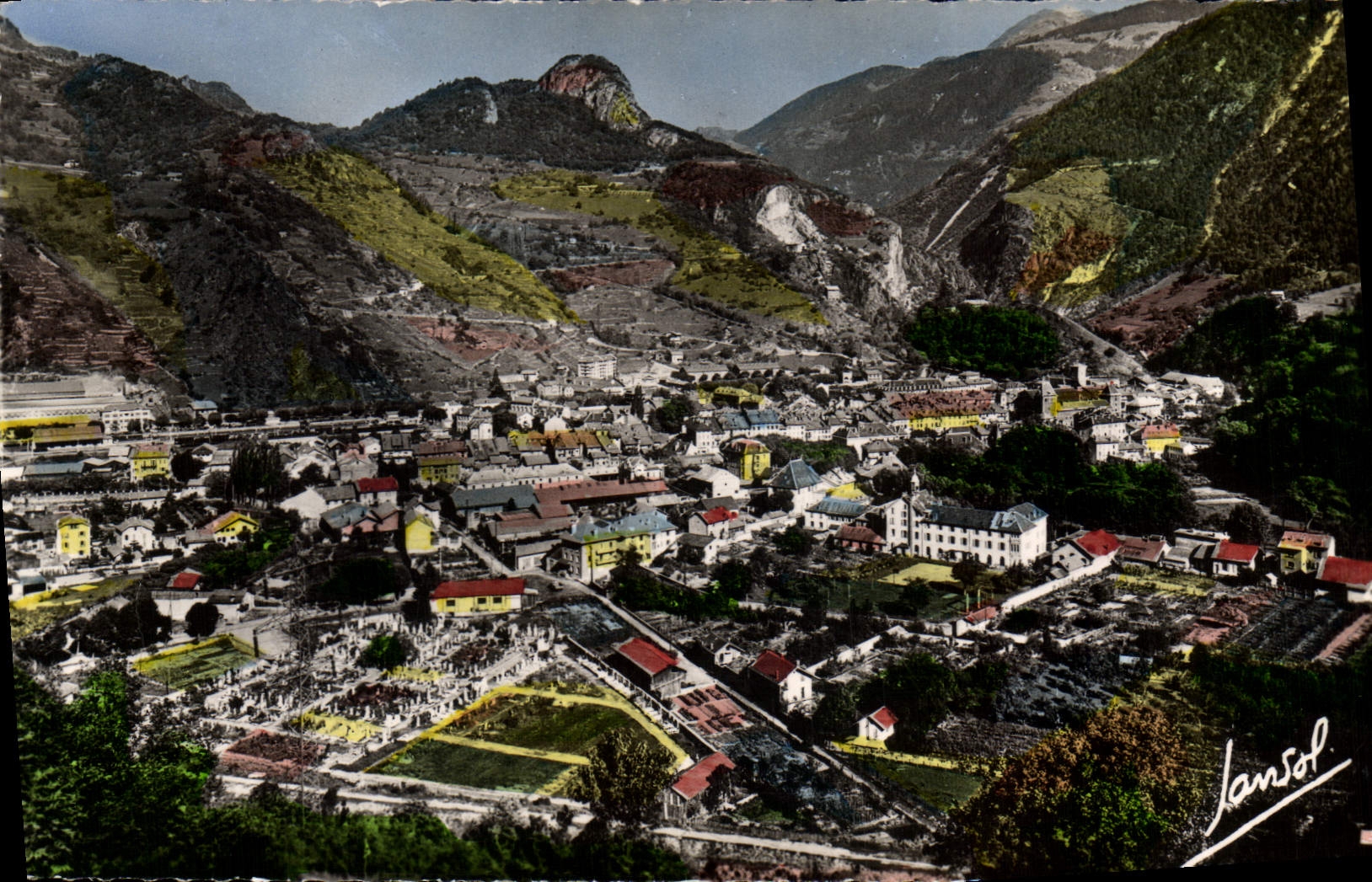 CPA Moutiers Savoie vue generale et la Vallee vers Val d'Isere 