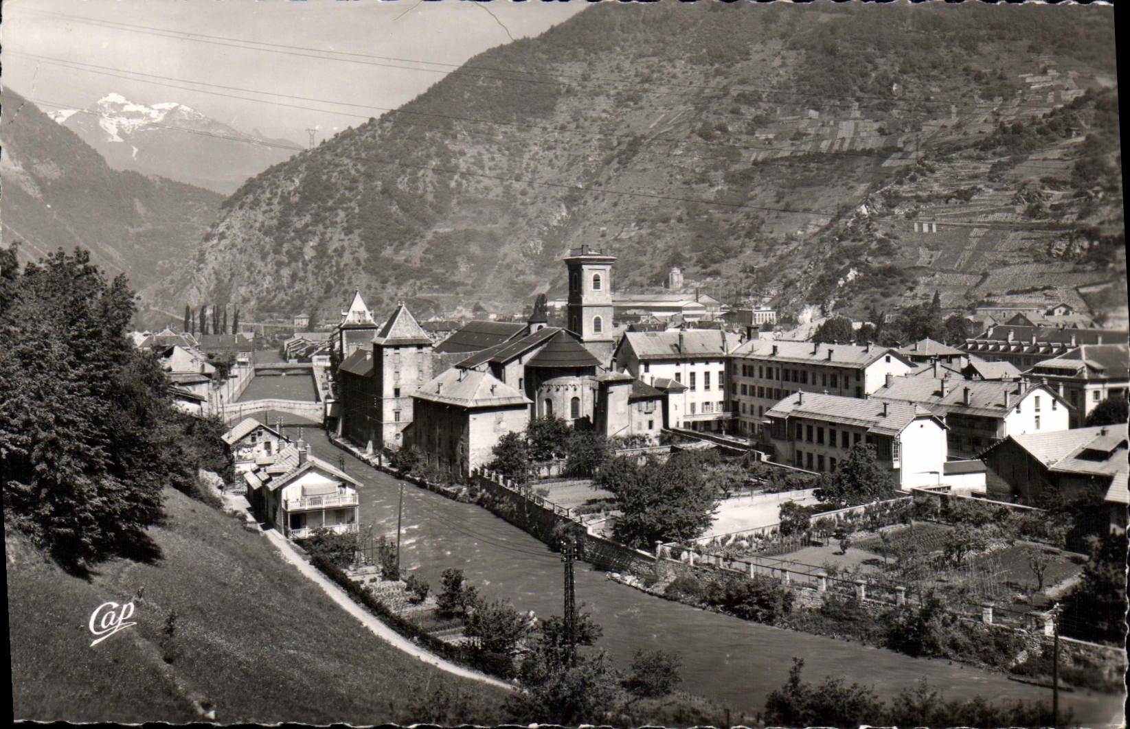 CPA Moutiers les Bords de l'Isere et l'ancien Eveche 