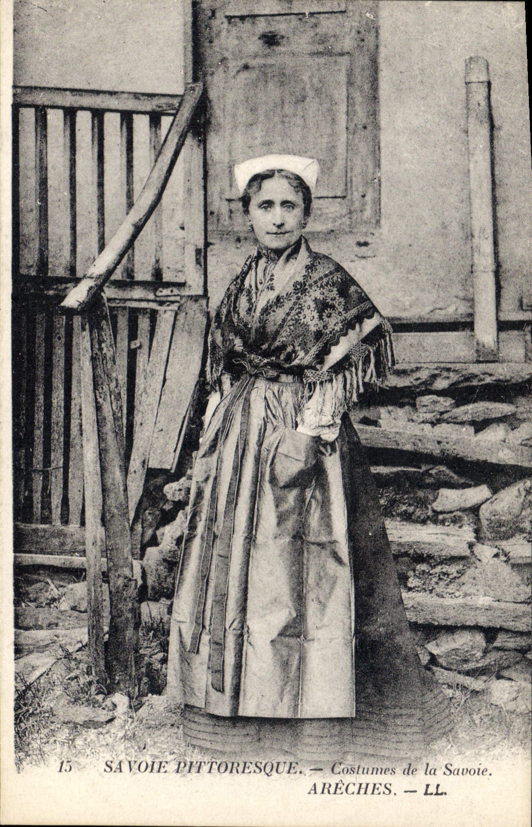 Femme en costume savoyard — Arêches — LL