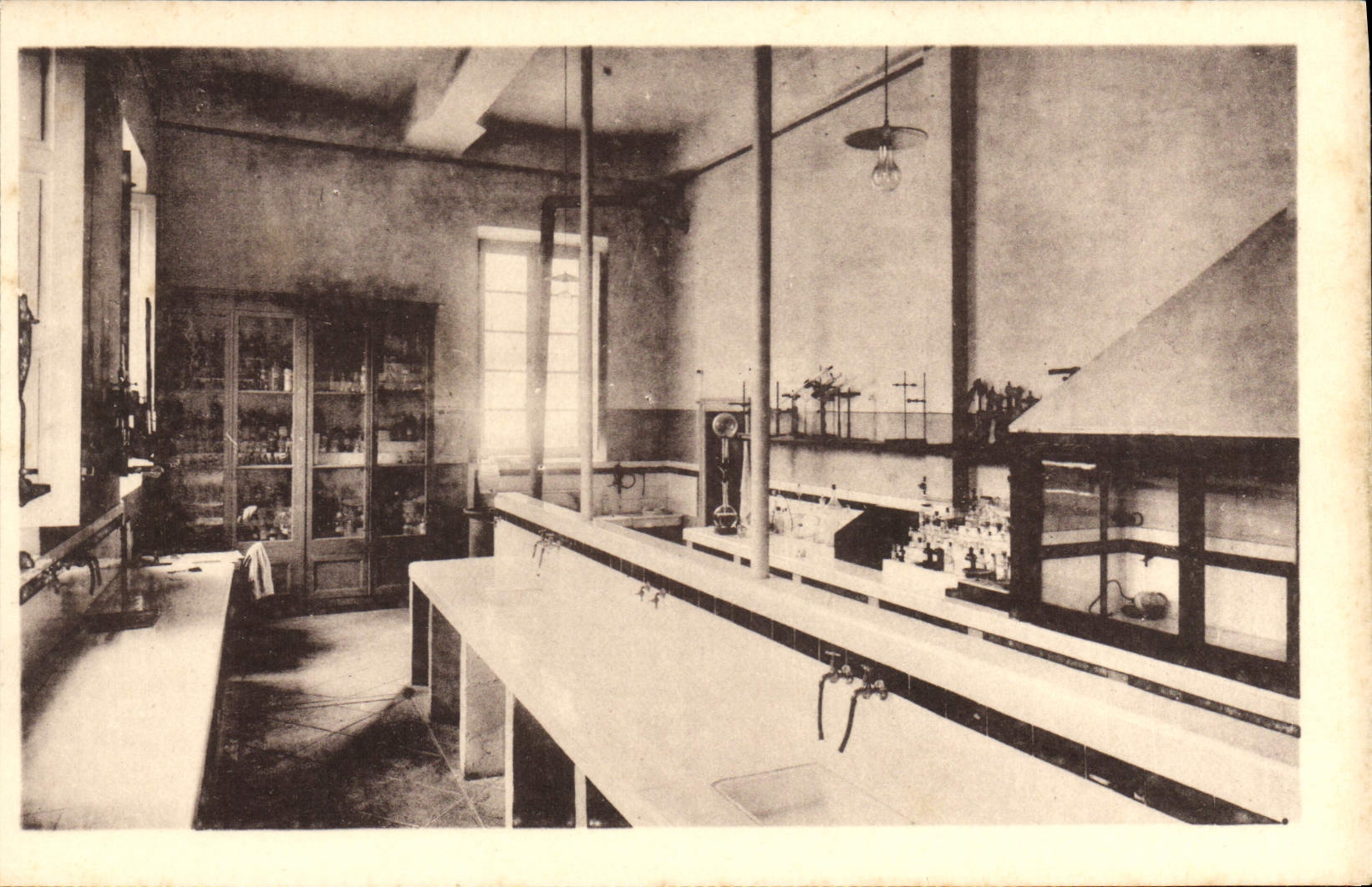 Laboratoire de chimie — Lycée National de Garçons de Chambéry — éditeur J. Lason