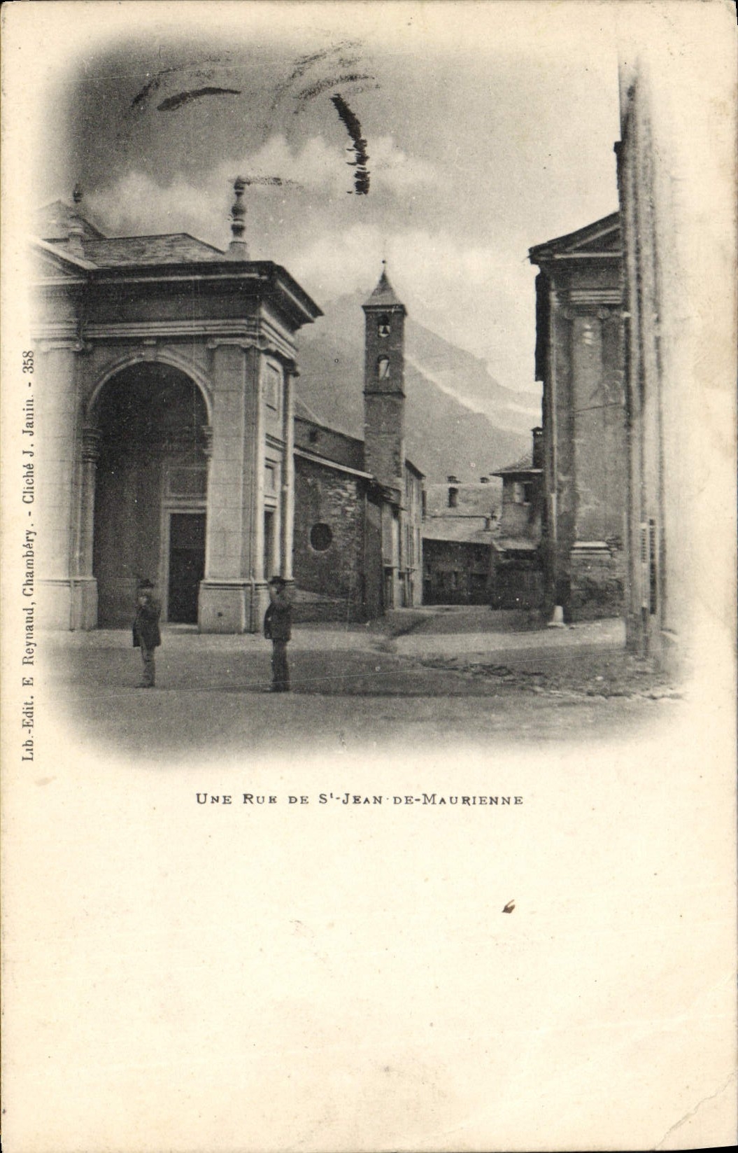 CPA Une rue de St Jean de Maurienne 