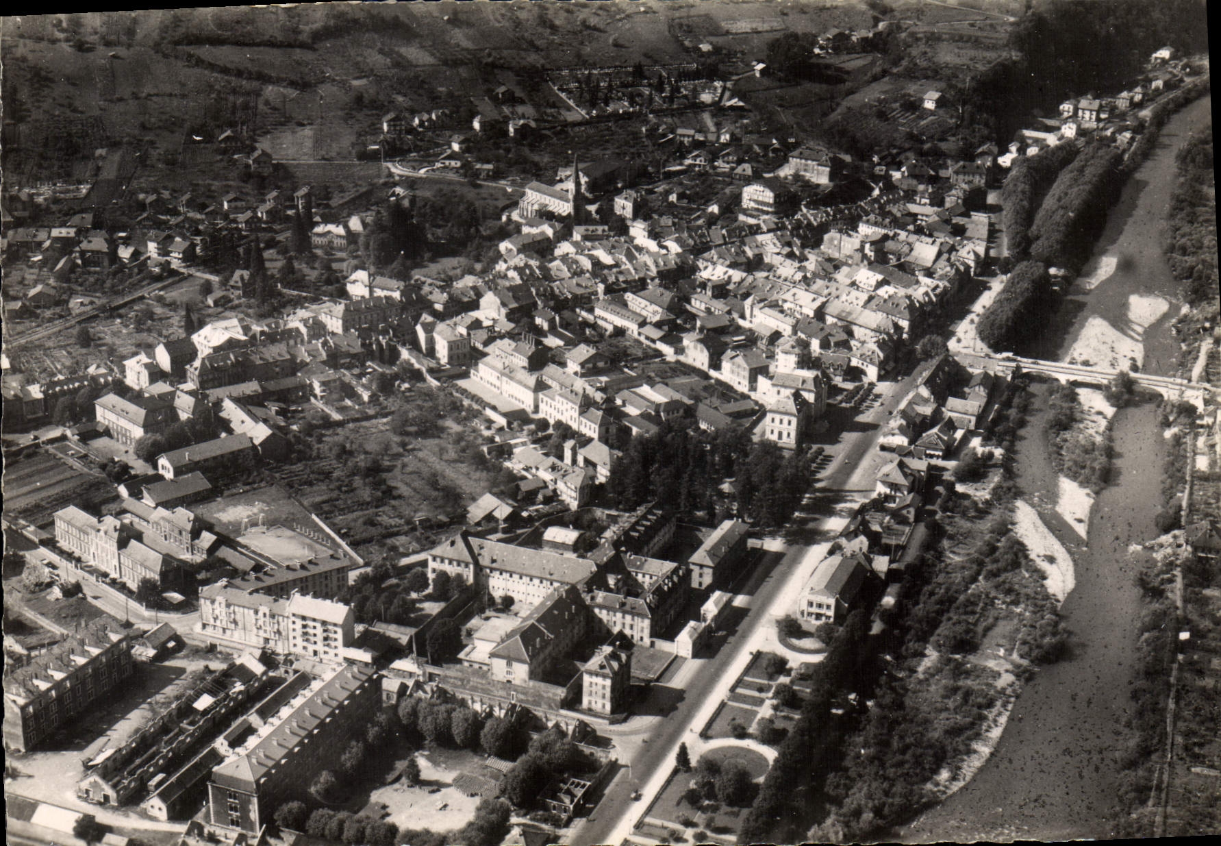 CPSM Albertville Savoie vue generale aerienne au premier plan les Casernes et les jardins de ville 