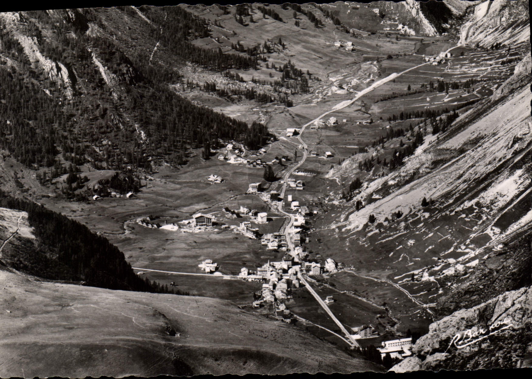 Val d'Isère (Alt. 1850 m.) — Vue générale depuis les Lessières — Photo R. BARDON