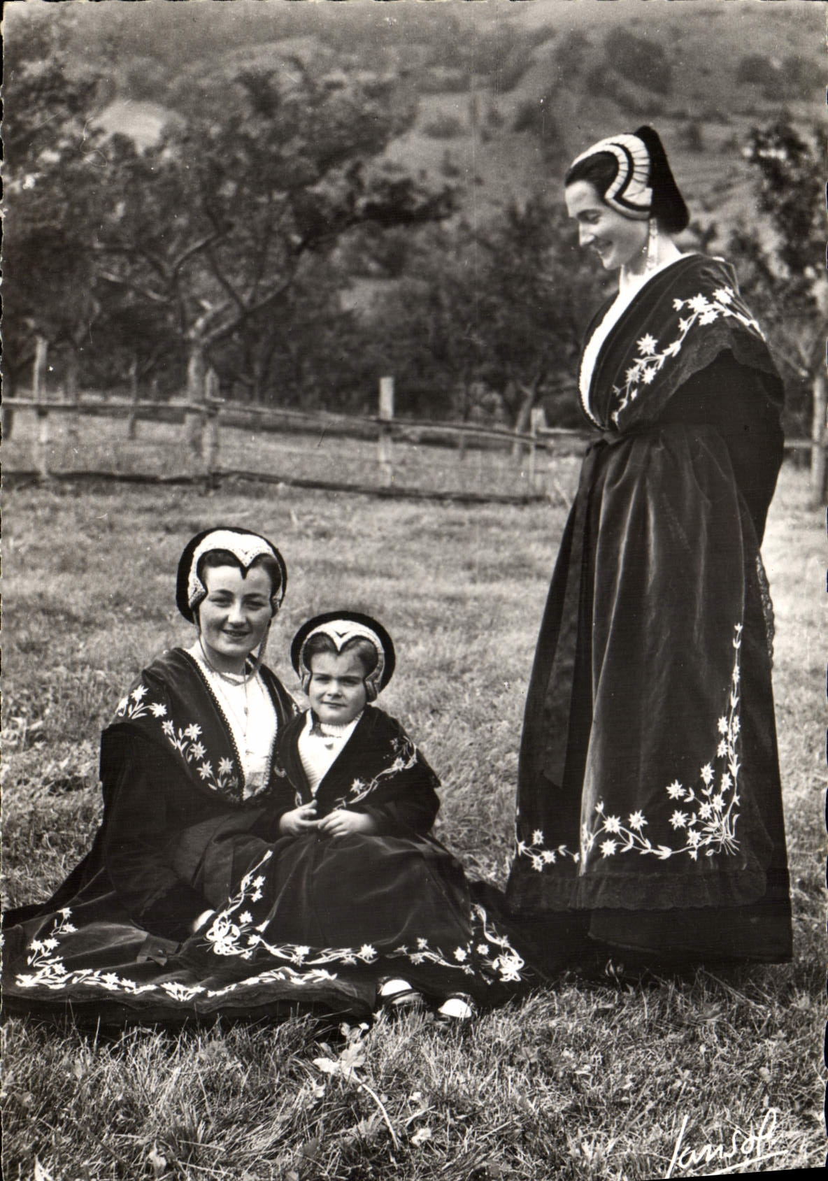 CPSM Costumes de Savoie Jeunes filles de Bourg Saint Maurice portant le costume traditionnel la Fron
