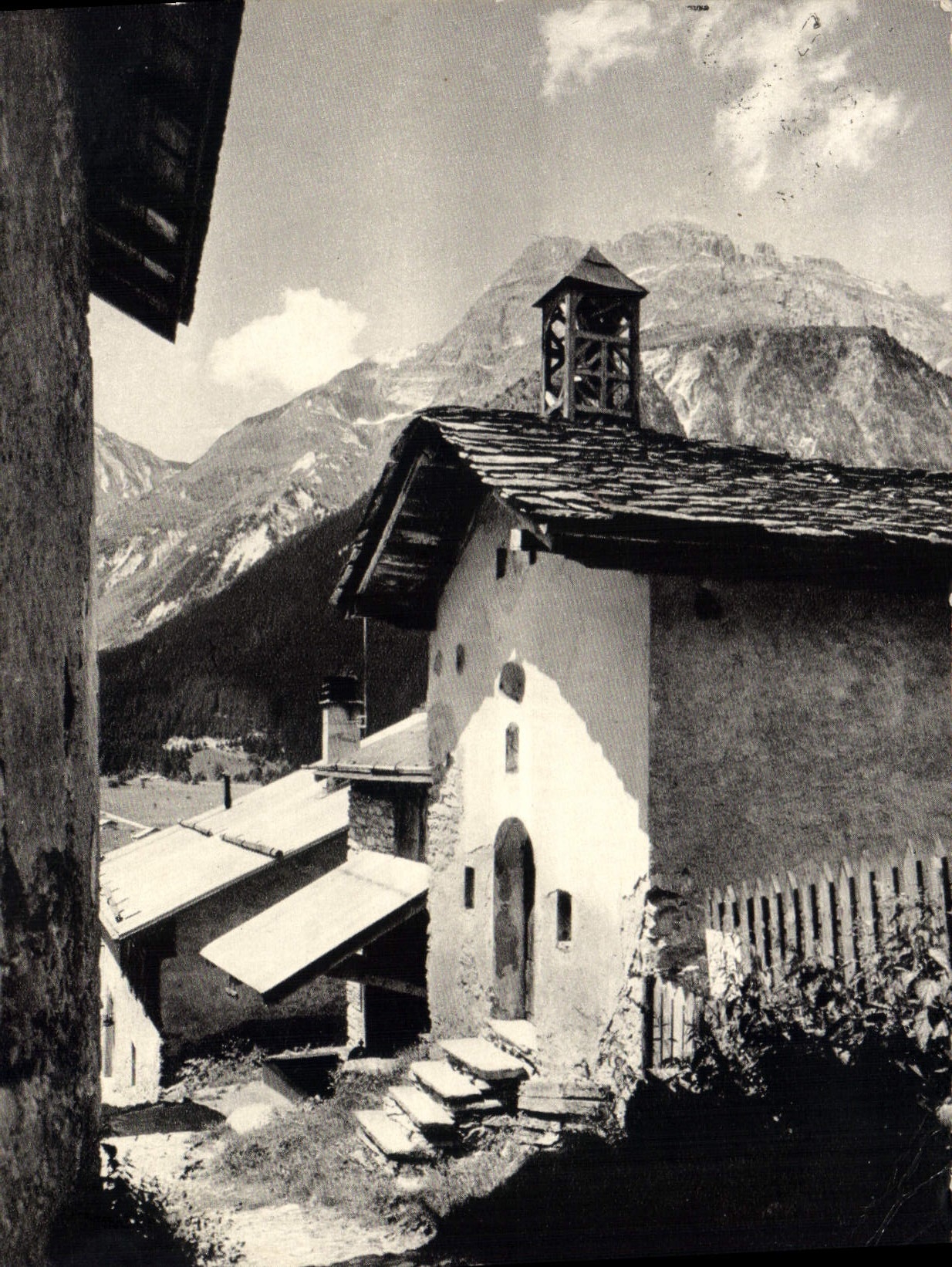 CPSM La chapelle au coeur du village 