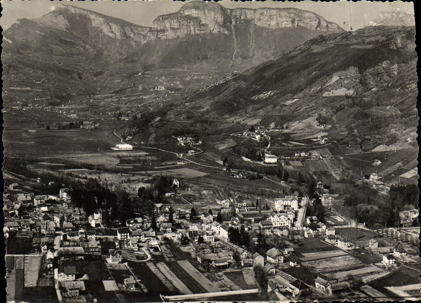CPA Challes les Eaux Savoie vue generale aerienne dans le fond le Nivolet et le Pennay 