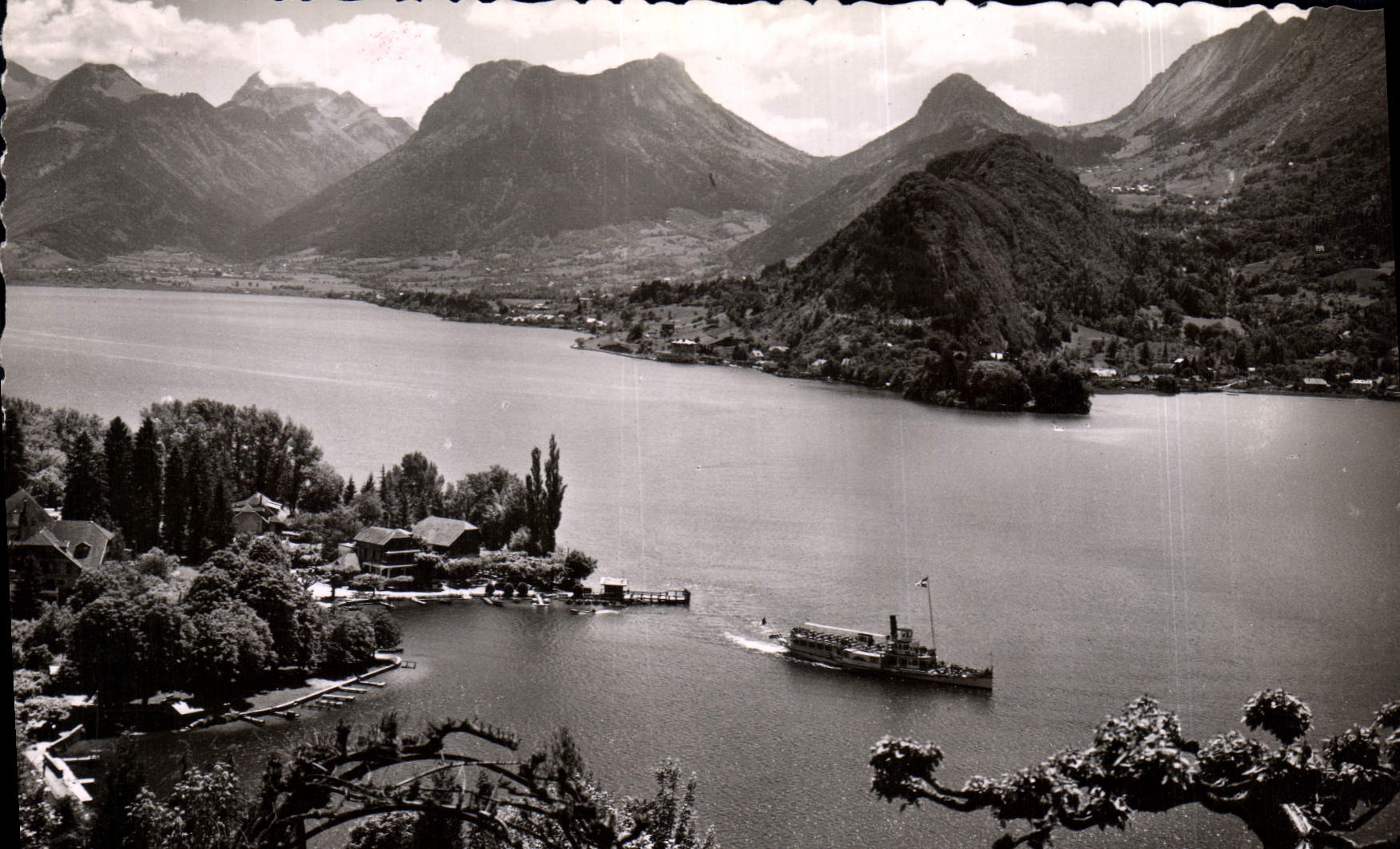 Lac d'Annecy - Talloires — Le Port ; au fond, le Massif des Bauges — Éditions E.A. Leon Bléna