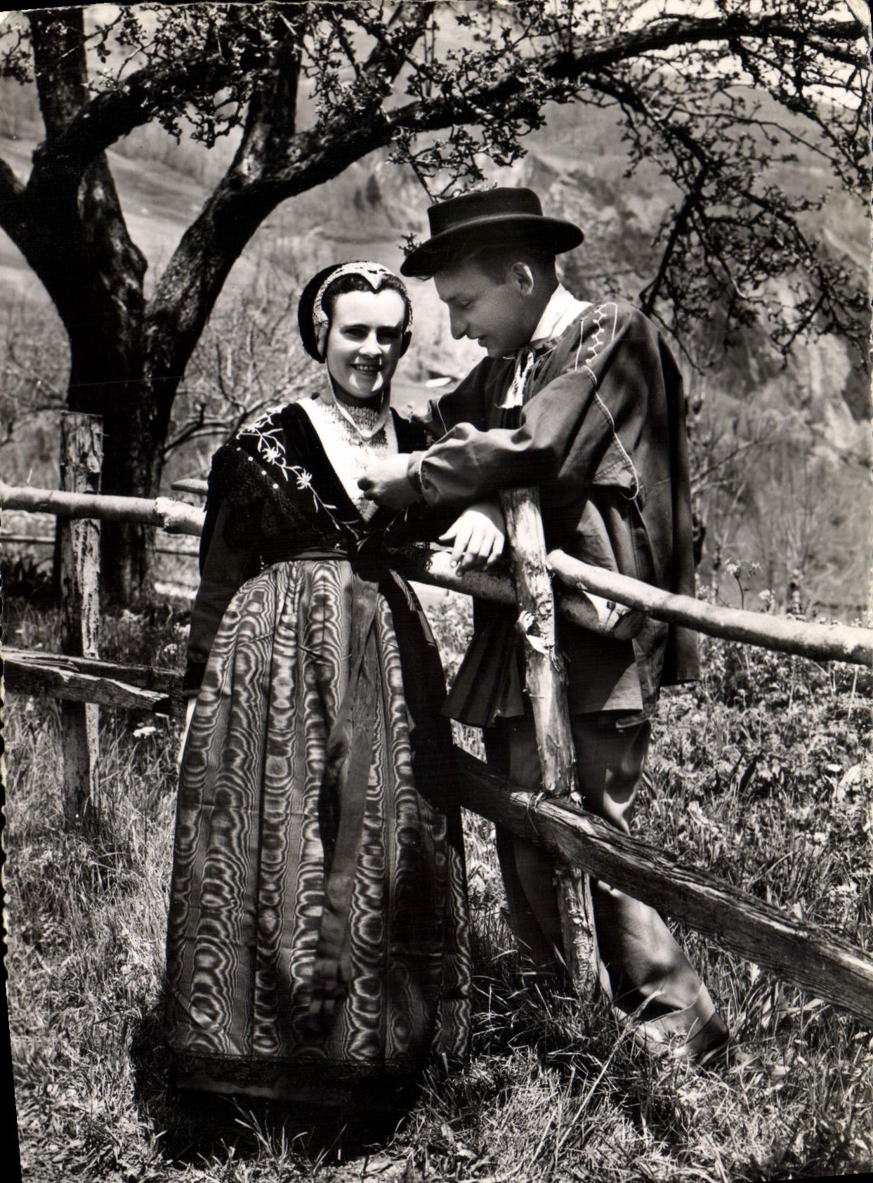 CPSM Costumes de Savoie les Frontieres groupe Folklorique de Tarentaise Bourg Saint Maurice Savoie C