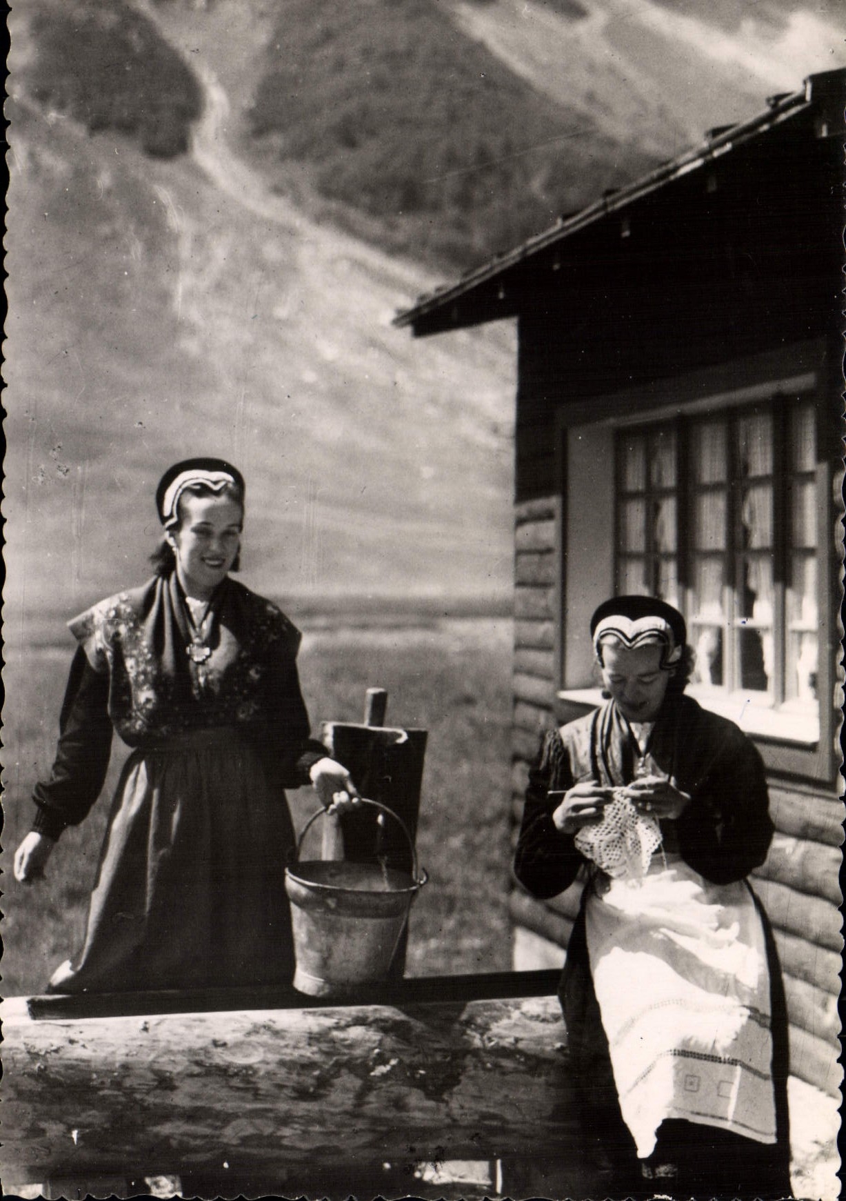 CPSM Costumes Savoyards les Serveuses du chalet Savoyard au Col des Aravis 