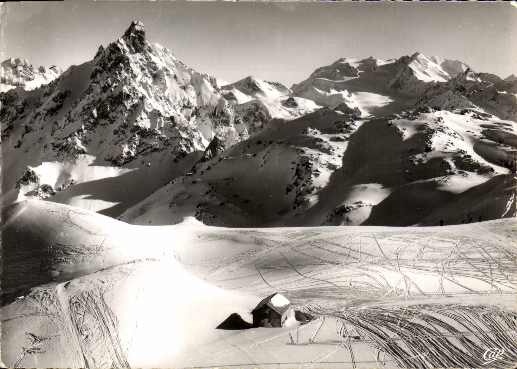 Courchevel-Moriond — L'Aiguille du Fruit (2650 m.) et le Dôme de Doctet-Polset (3730 m.) vu du sommet de la Saulire (2730 m.) — Réal-Photo