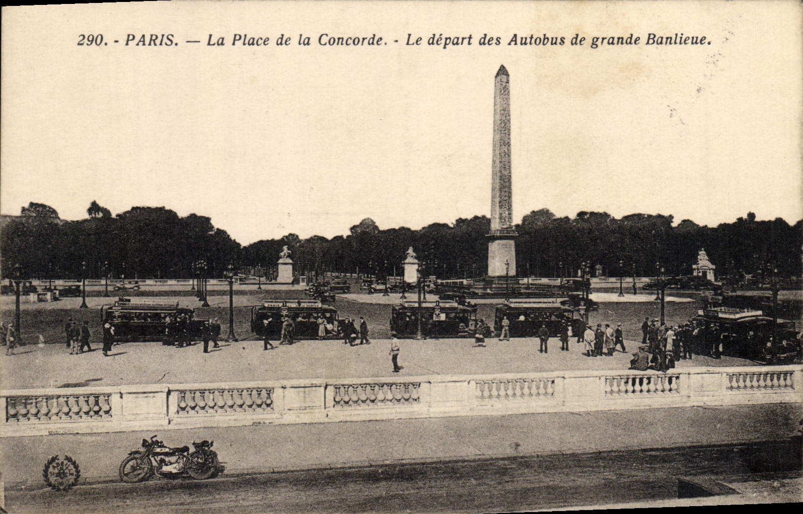 Paris — La Place de la Concorde — Le départ des Autobus de grande Banlieue.
