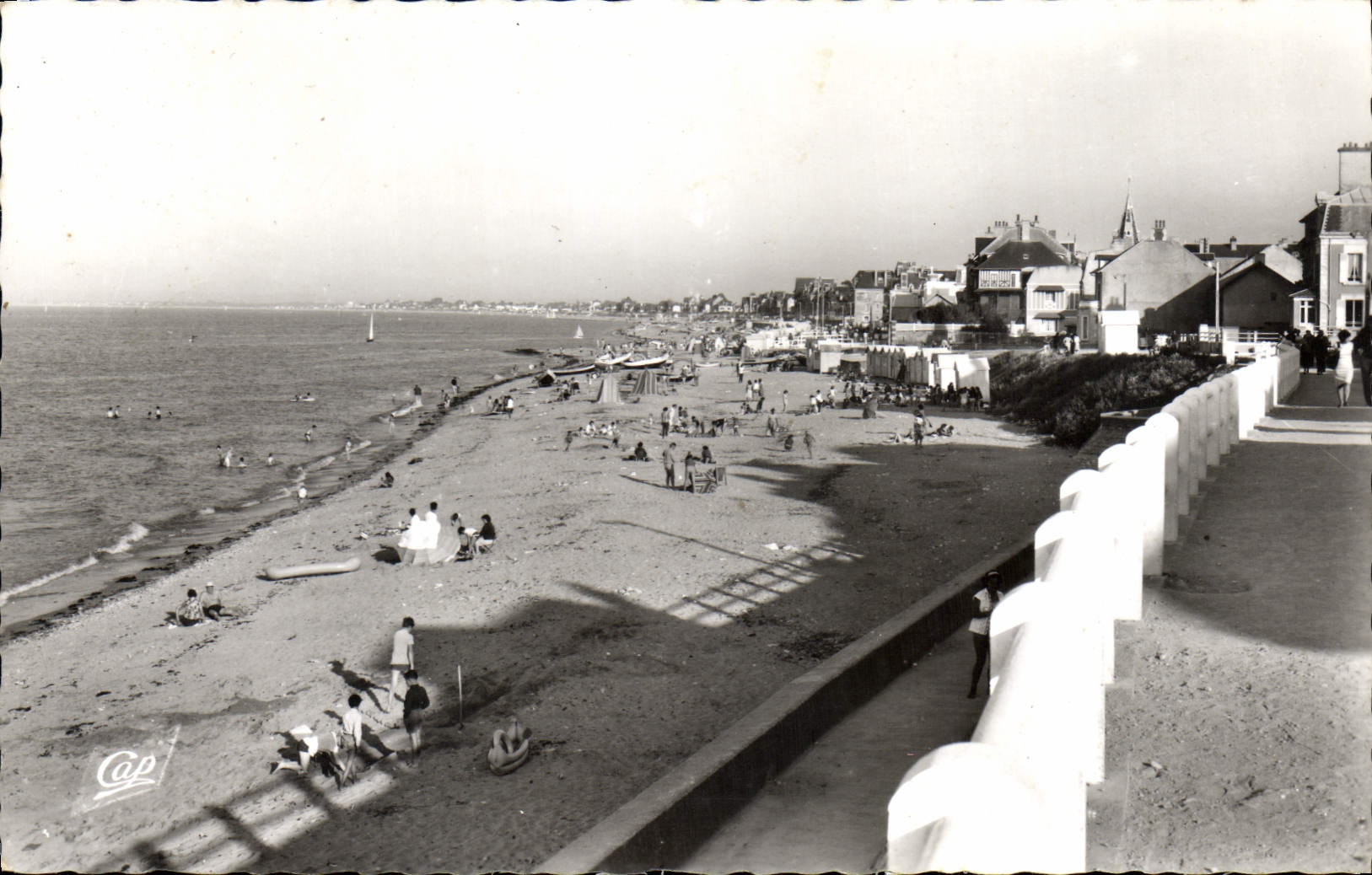 Lion-sur-Mer — Allgemeiner Blick auf den Strand und die Damm — C.A.P. n°1591