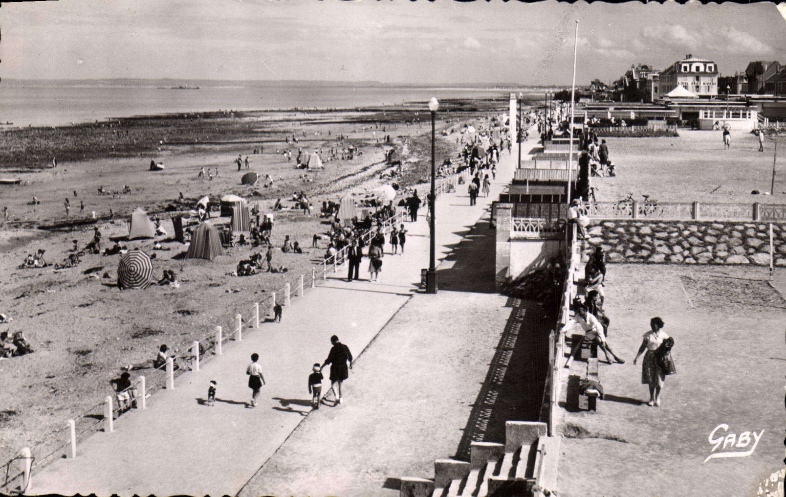 Luc-sur-Mer — Die Digue Promenade und die Strandpromenade — Gaby