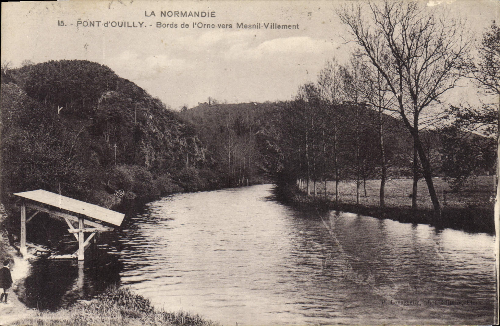 CPA La Normandie Pont d'Ouilly Bords de l'Orne vers Mesnil Villement 