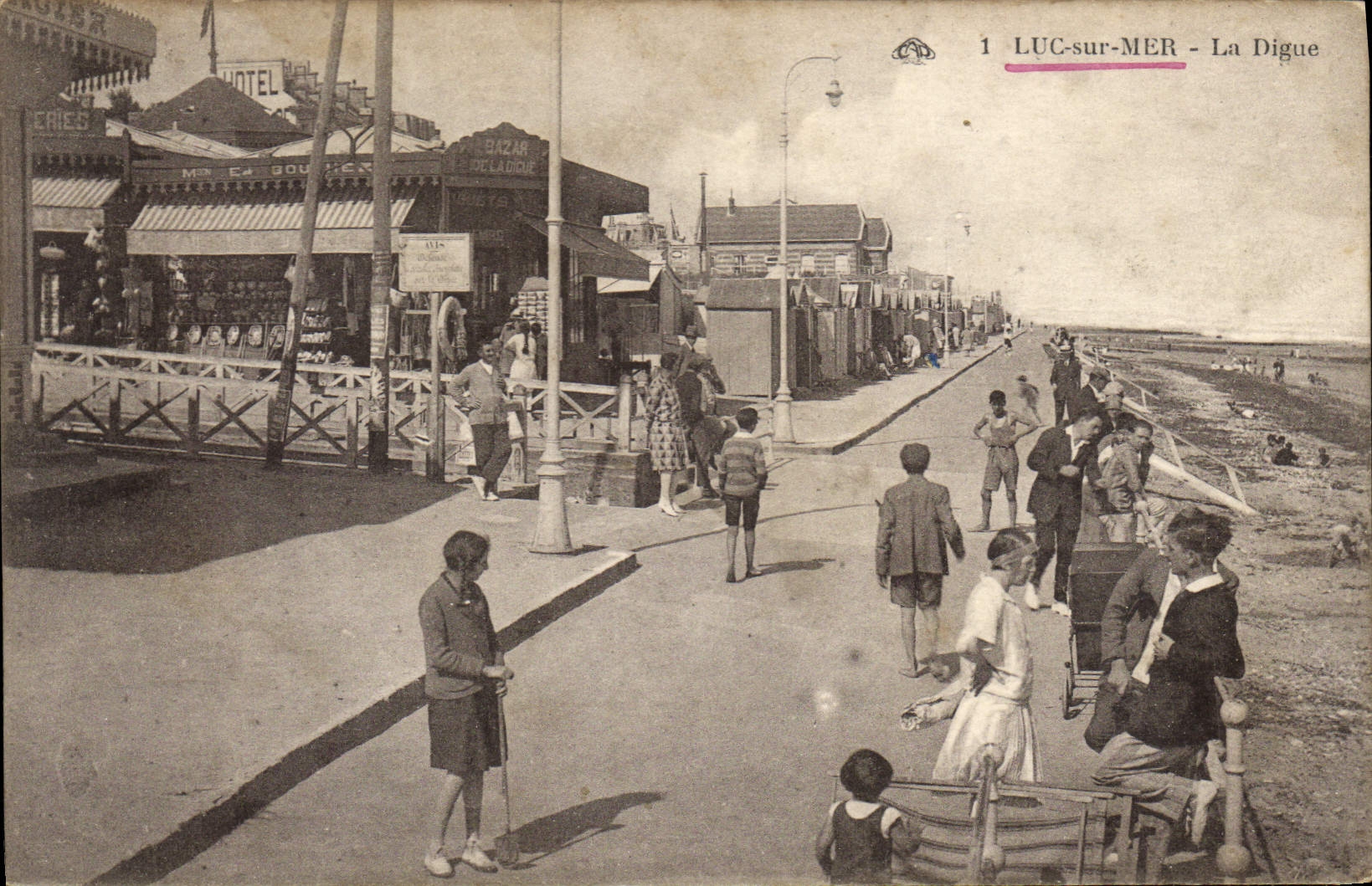 LUC-sur-MER - Die Mole — Blick auf die Mole mit Schwimmern und Geschäften — unbekannter Verlag, Nr. 1