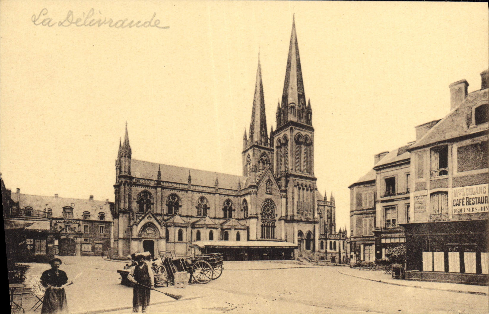 La Délivrande — Basilique et Place — A. Dubosq, édit. (Calvados)