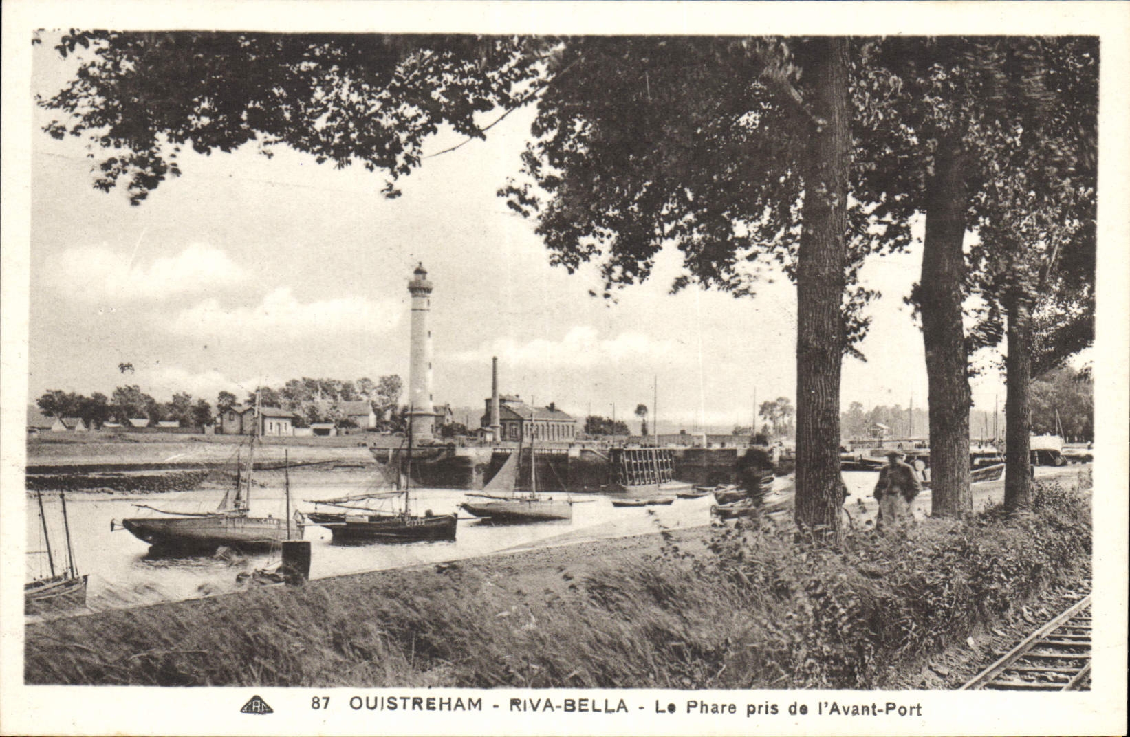 Ouistreham - Riva-Bella - Le Phare pris de l'Avant-Port