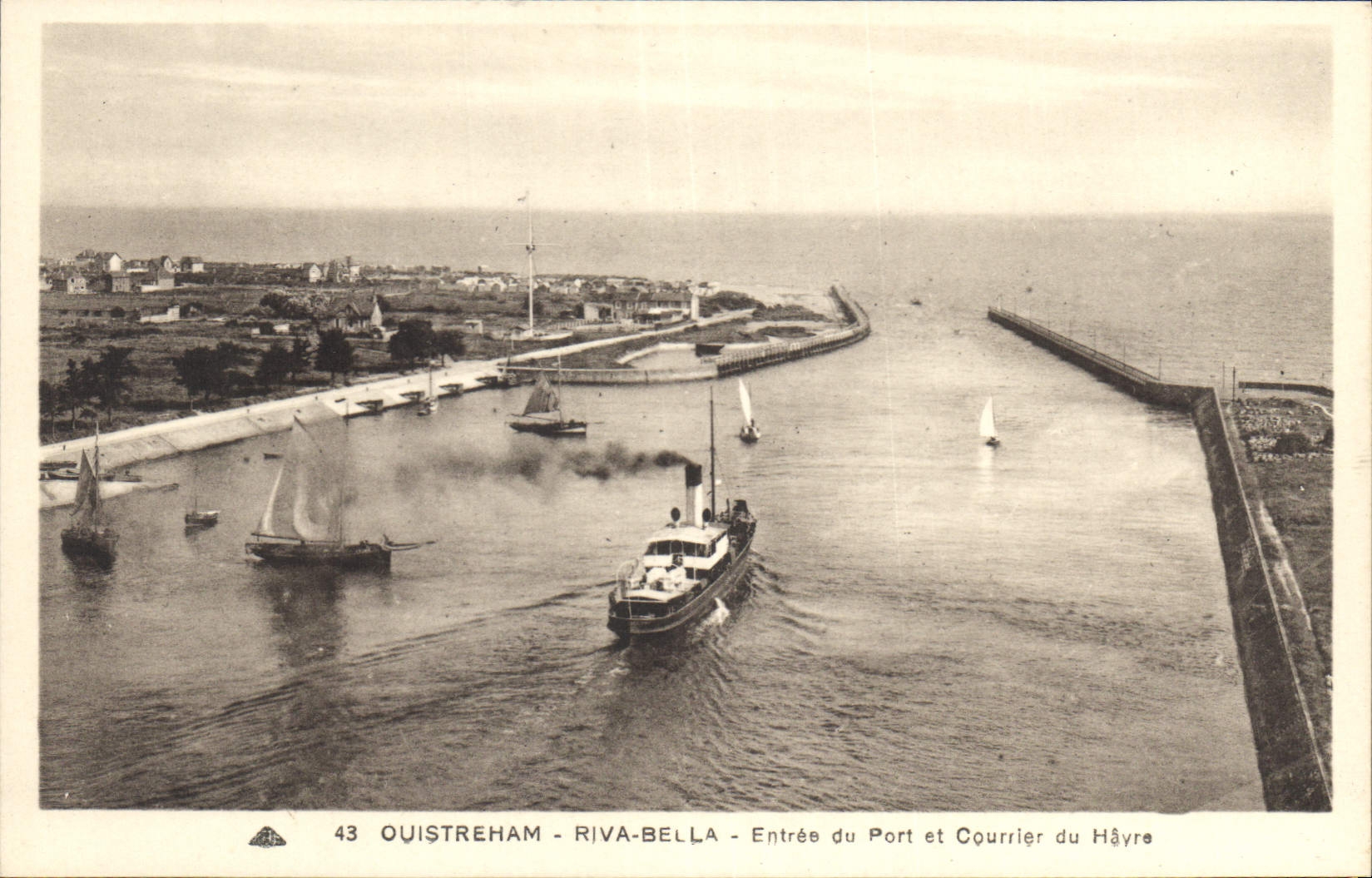 Ouistreham - Riva-Bella - Entrée du Port et Courrier du Hâvre