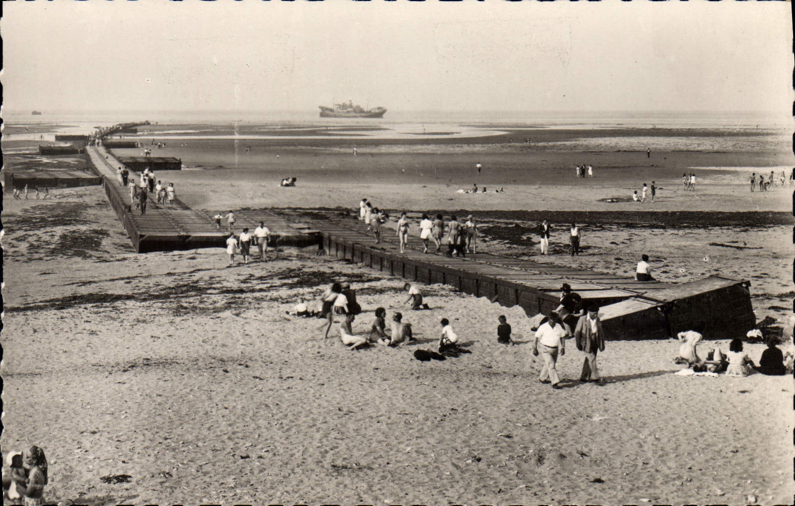 COURSEULLES-sur-MER — Der Ponton — Edition Leclerc