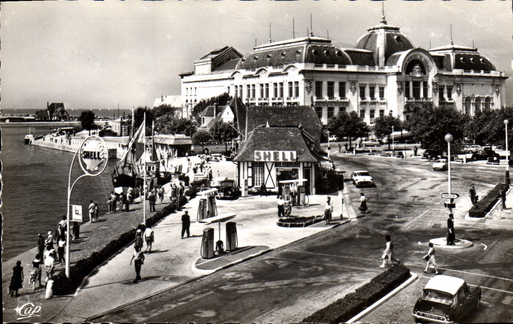 CPA Trouville Reine des Plages Le Casino vu de l'Hotel de Ville 