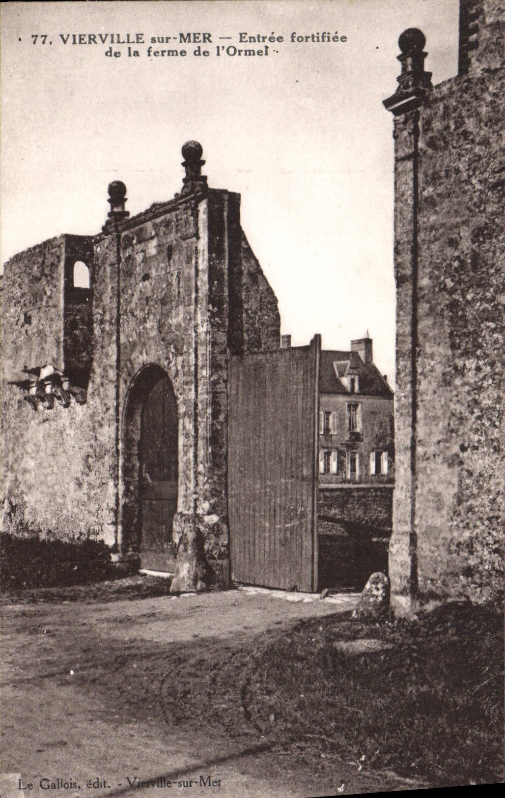 VIERVILLE-sur-MER — Entrée fortifiée de la ferme de l'Ormél — Le Gallois, édit. - Vierville-sur-Mer