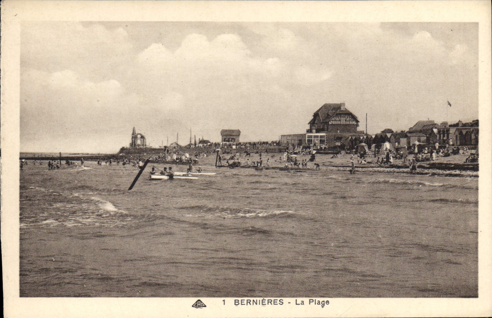 Bernières - Die Strände — Ansicht der belebten Strände mit Badenden und Gebäuden — Verlag CPAdeCollection, Nr. 1