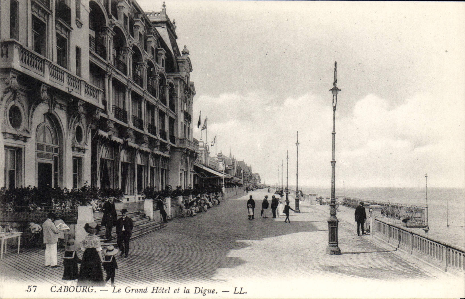 Cabourg — Le Grand Hôtel et la Digue — LL. — n°57