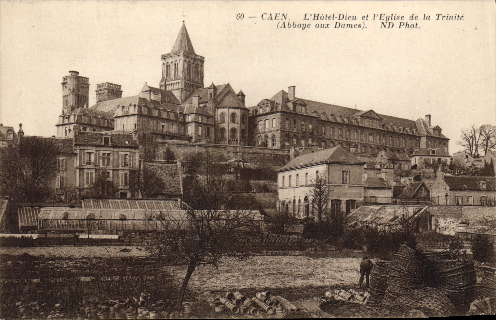 Caen — L'Hôtel-Dieu et l'Église de la Trinité (Abbaye aux Dames) — ND Phot.