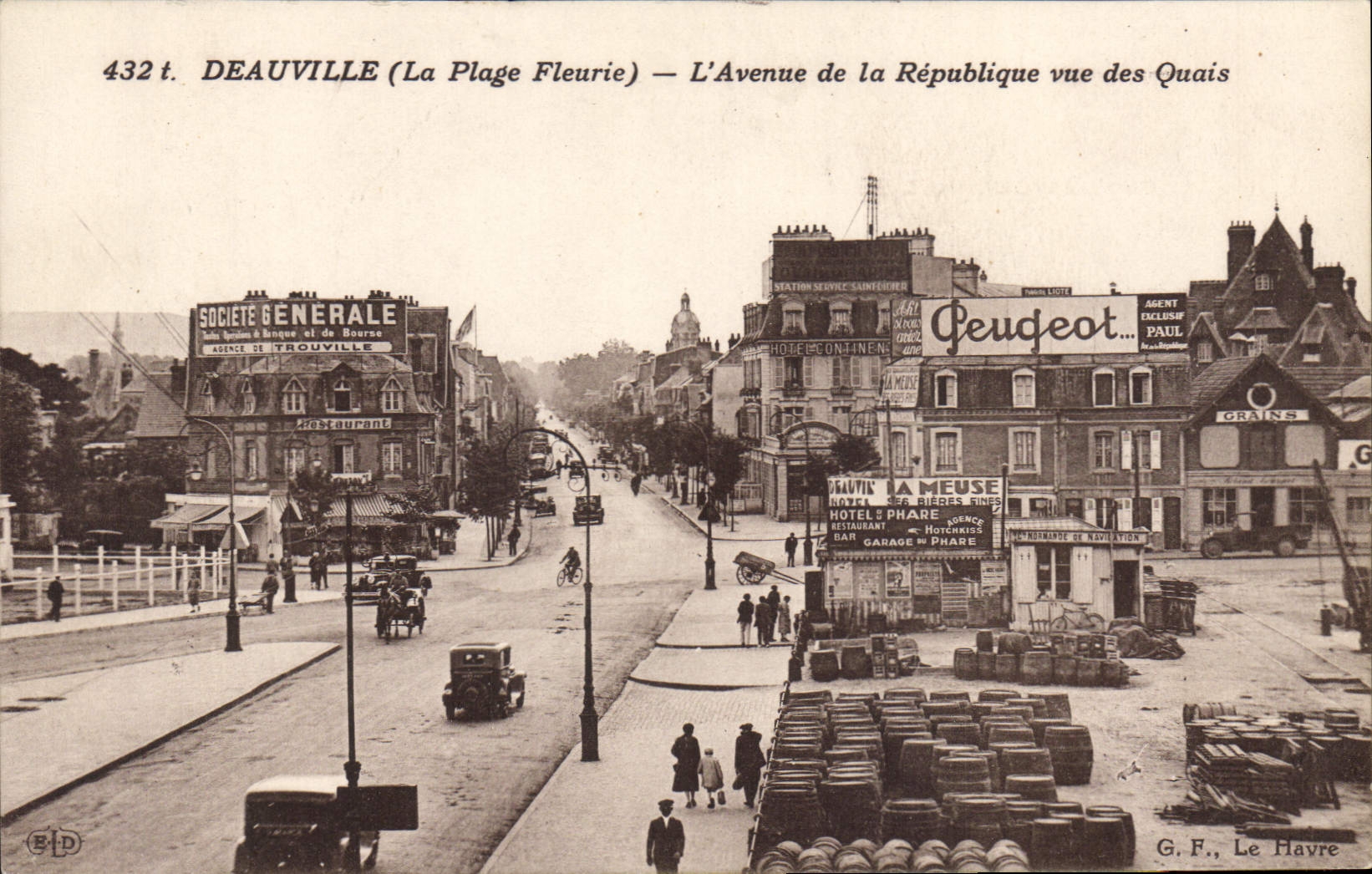 CPA Deauville la plage Fleurie l'Avenue de la republique vue des Quais 
