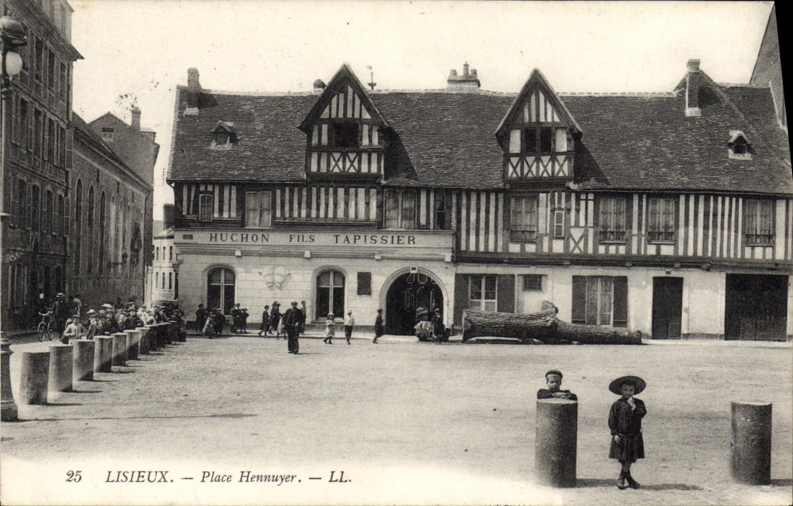 Lisieux — Place Hennuyer — Huchon Fils Tapisserie