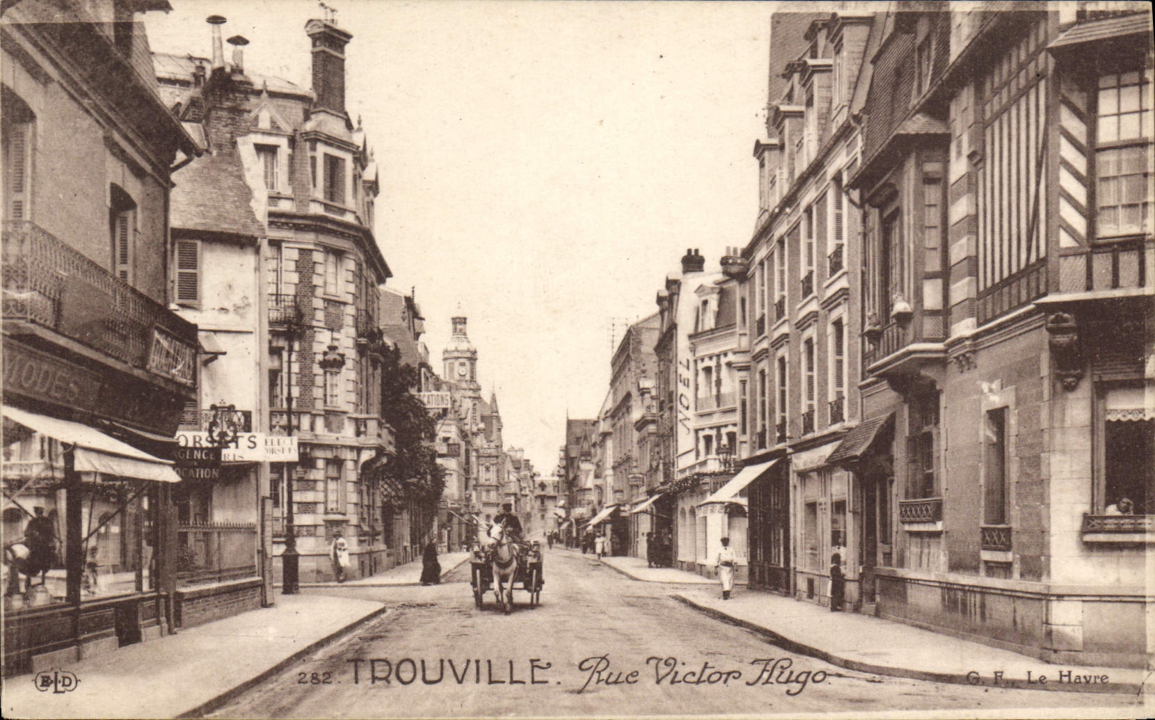 CPA Trouville rue Victor Hugo 