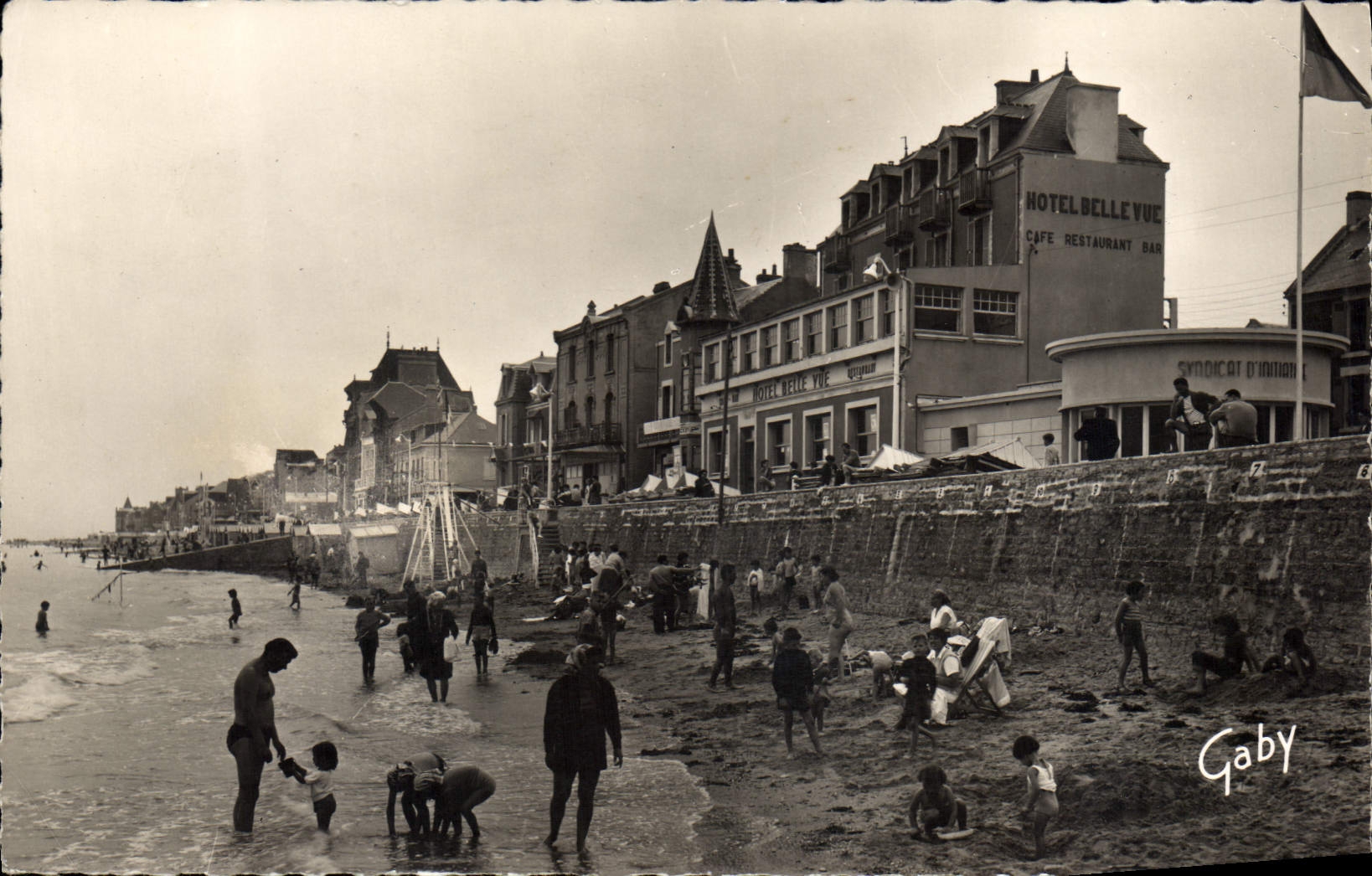 Plage de Saint-Aubin-sur-Mer — Hotel Belle Vue et Syndicat d'Initiative — Gaby
