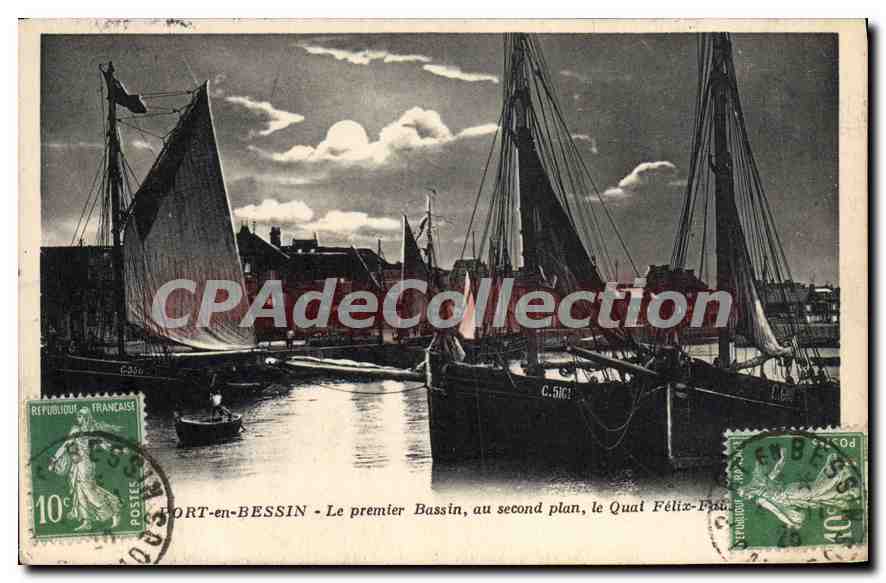 Port-en-Bessin - Le premier Bassin, au second plan, le Quai Félix-Faure